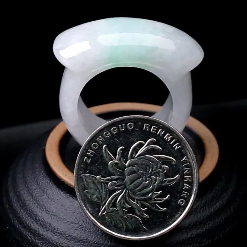 飘色翡翠戒指，清秀高雅，玉质莹润，佩戴上手大方时尚，尺寸20.1*13.3*8.2mm。指圈内径20.1mm