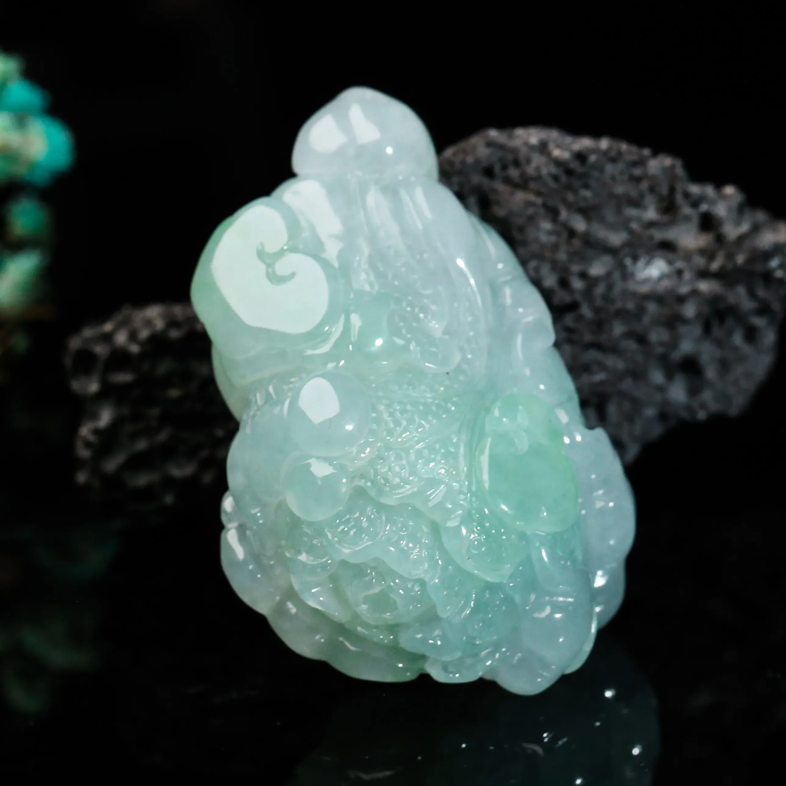 推荐白菜（百财）翡翠吊坠，雕琢细致，玉质莹润，佩戴上身大方优雅。整体尺寸46.4*31.2*21.5mm。