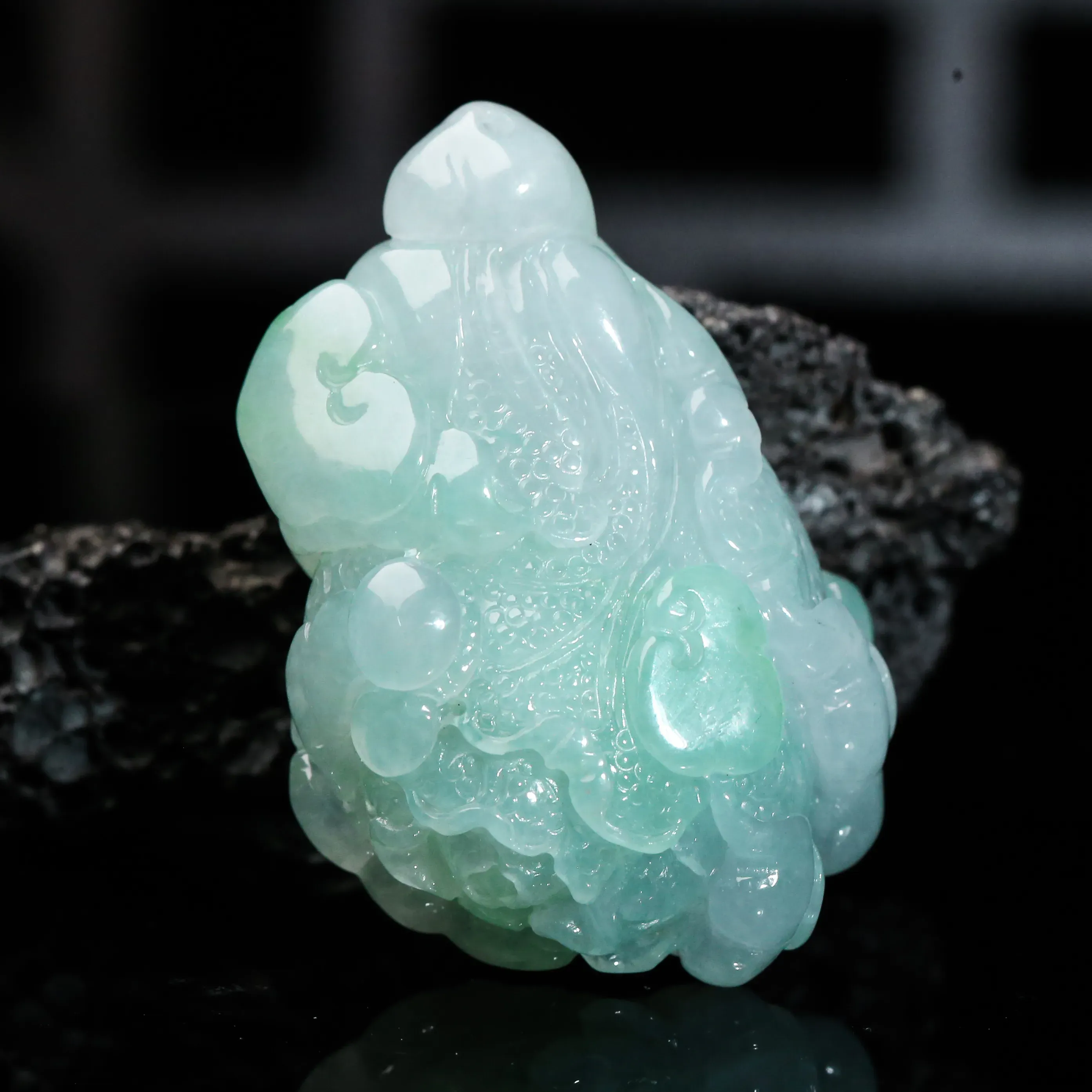 推荐白菜（百财）翡翠吊坠，雕琢细致，玉质莹润，佩戴上身大方优雅。整体尺寸46.4*31.2*21.5mm。