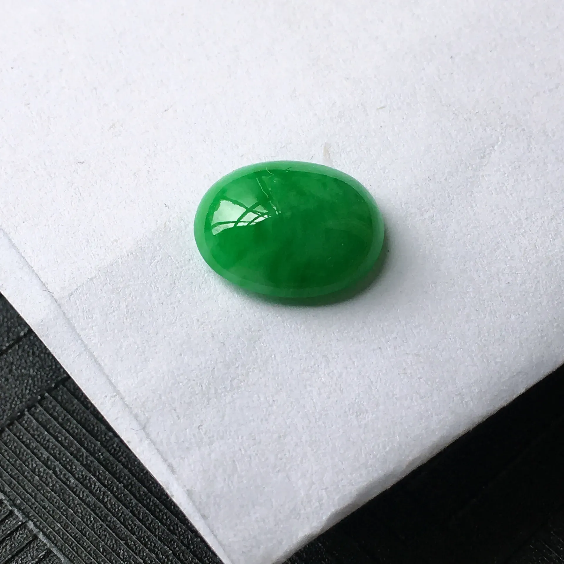 天然A货翡翠满阳绿蛋面戒面，种水好玉质细腻温润，颜色漂亮，镶嵌后更好看。