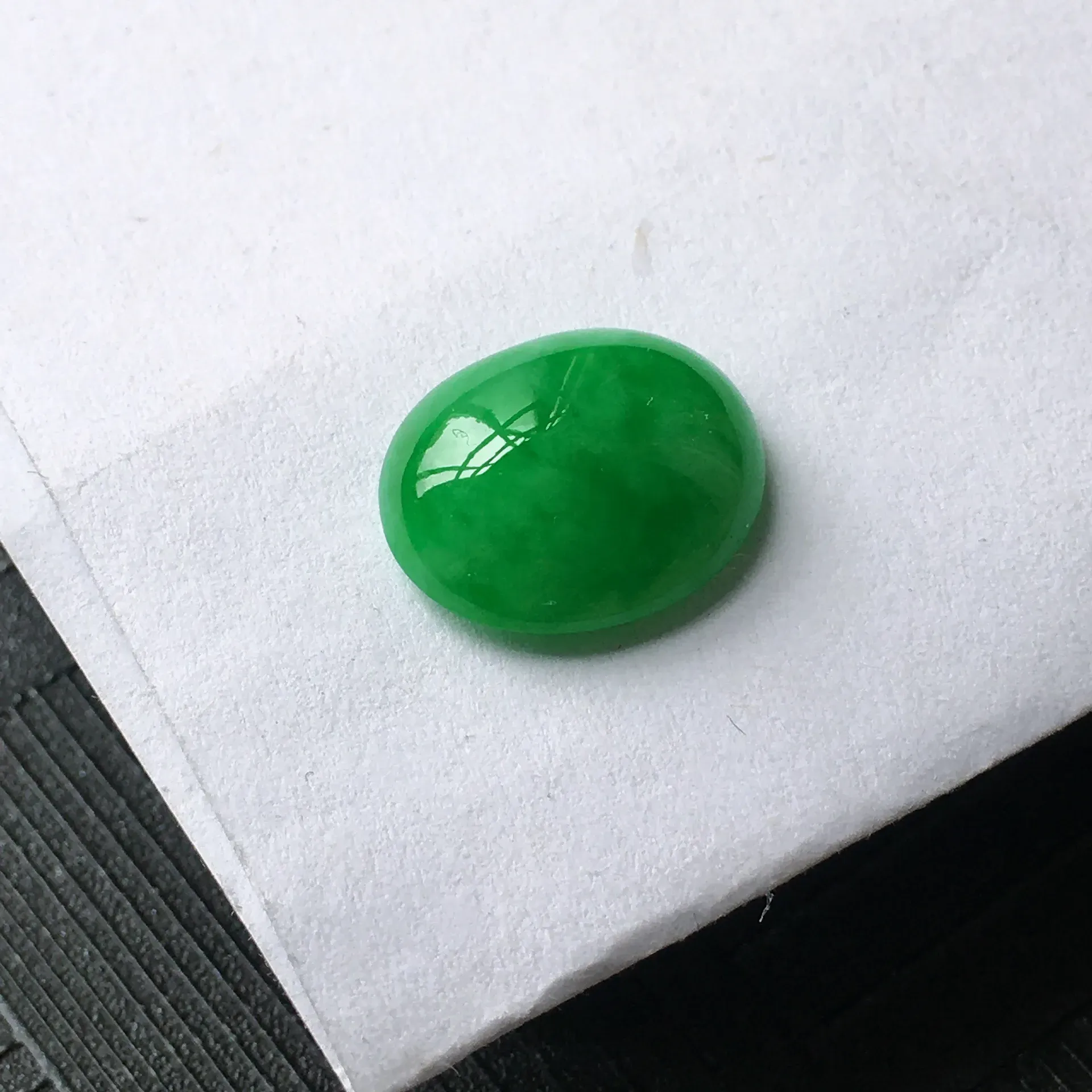 天然A货翡翠满阳绿蛋面戒面，种水好玉质细腻温润，颜色漂亮，镶嵌后更好看。