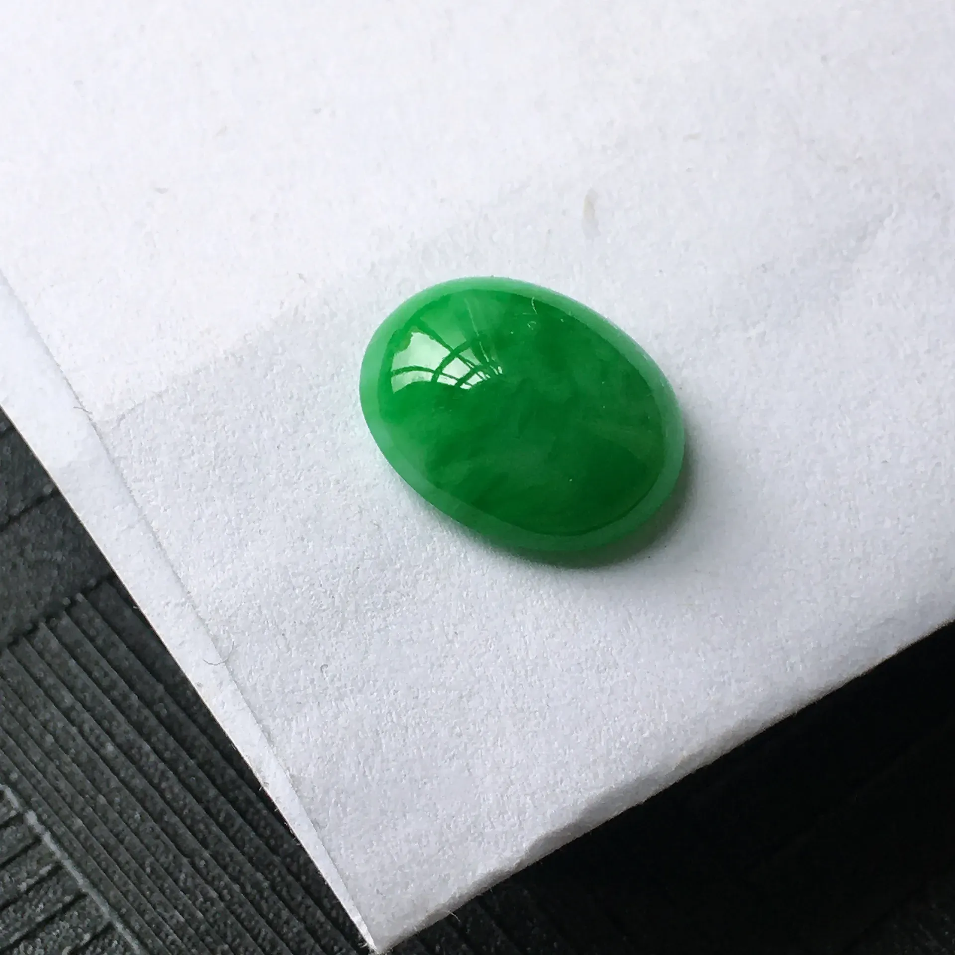 天然A货翡翠满阳绿蛋面戒面，种水好玉质细腻温润，颜色漂亮，镶嵌后更好看。