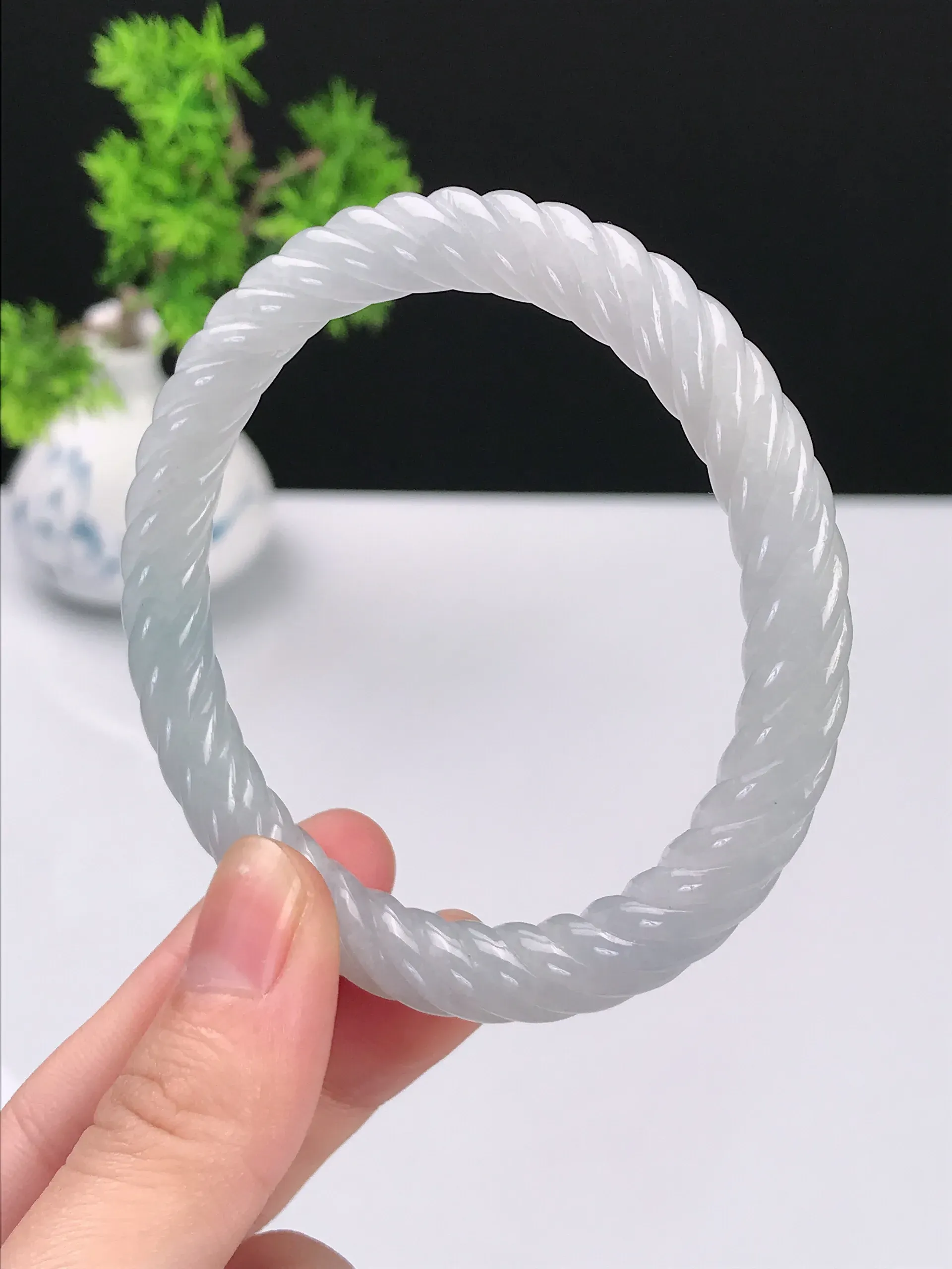 54圈口 天然A货翡翠 老坑种冰润春彩麻花手镯 尺寸：54.3*7.6mm 重量：28.85g 种好水足  玉质细腻 佩戴效果佳