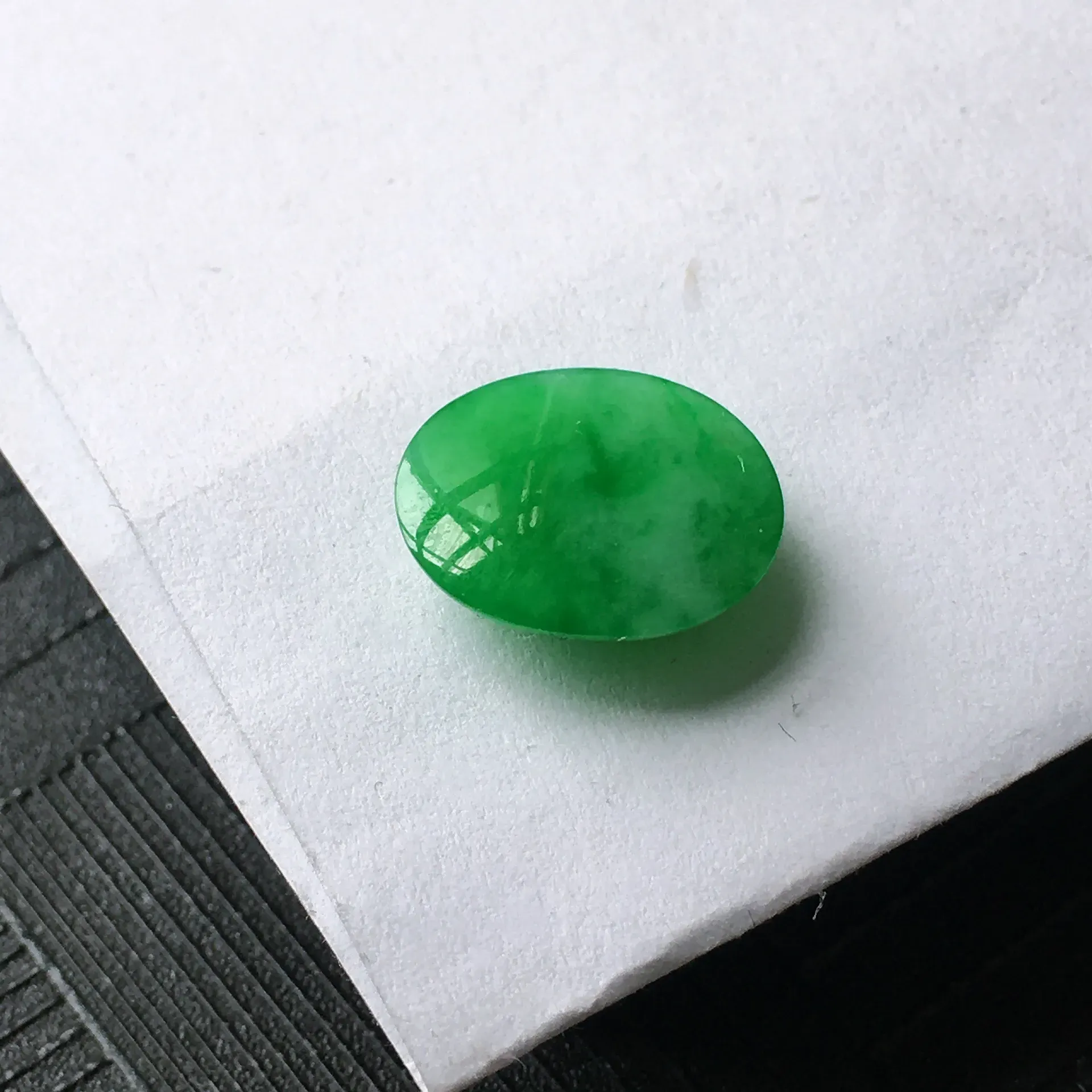 天然A货翡翠满阳绿蛋面戒面，种水好玉质细腻温润，颜色漂亮，镶嵌后更好看。