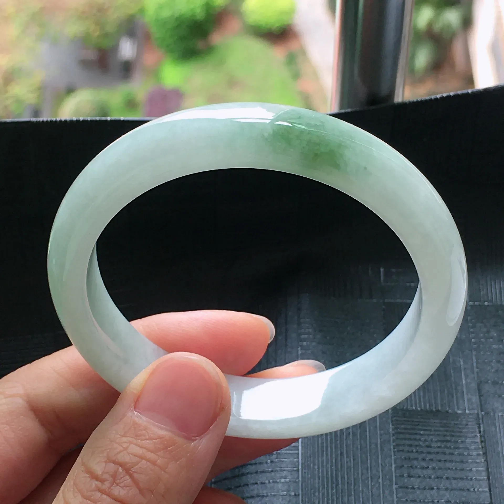 圈口：55.5mm 天然A货翡翠飘绿正圈手镯，种水好玉质细腻温润，颜色漂亮。