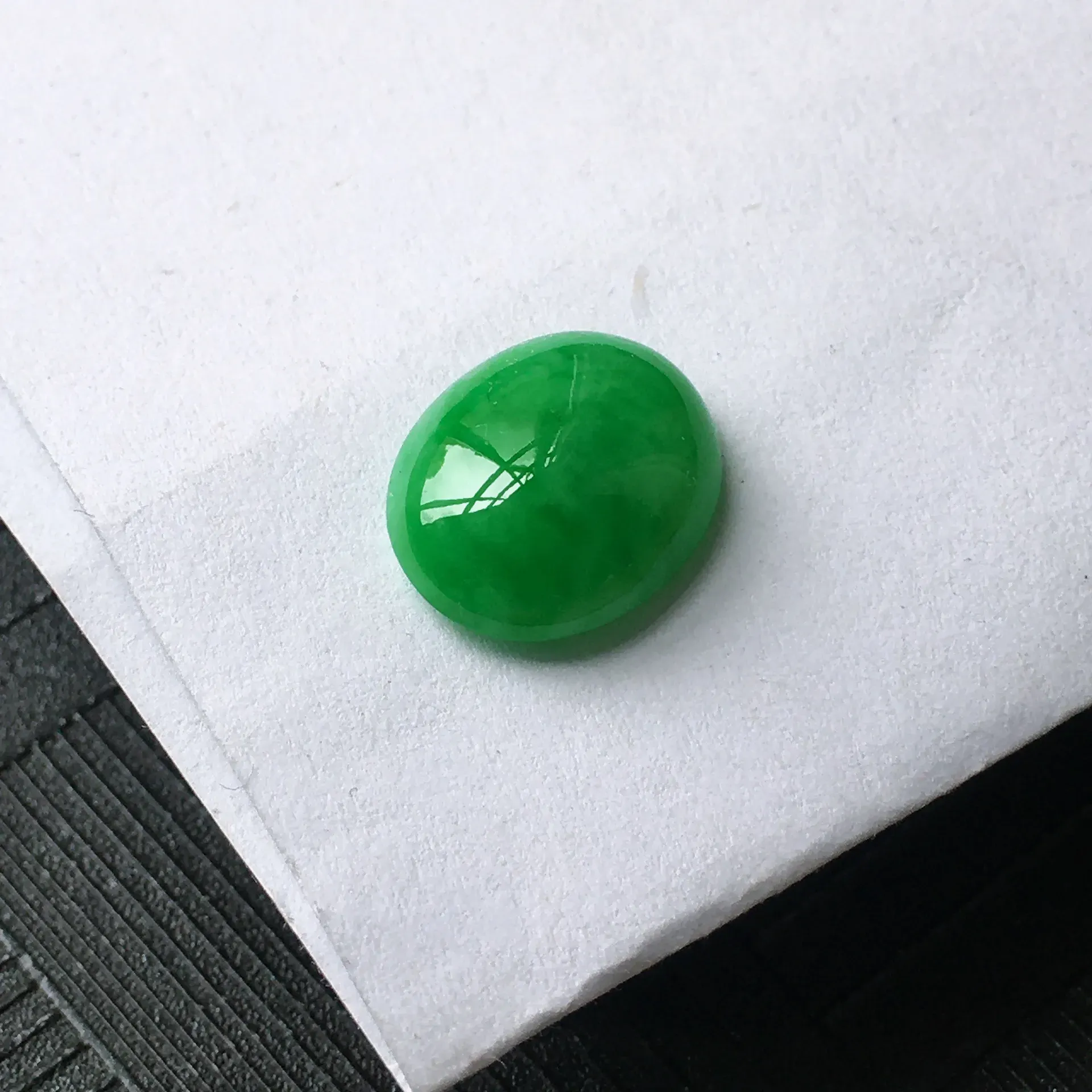 天然A货翡翠满阳绿蛋面戒面，种水好玉质细腻温润，颜色漂亮，镶嵌后更好看。