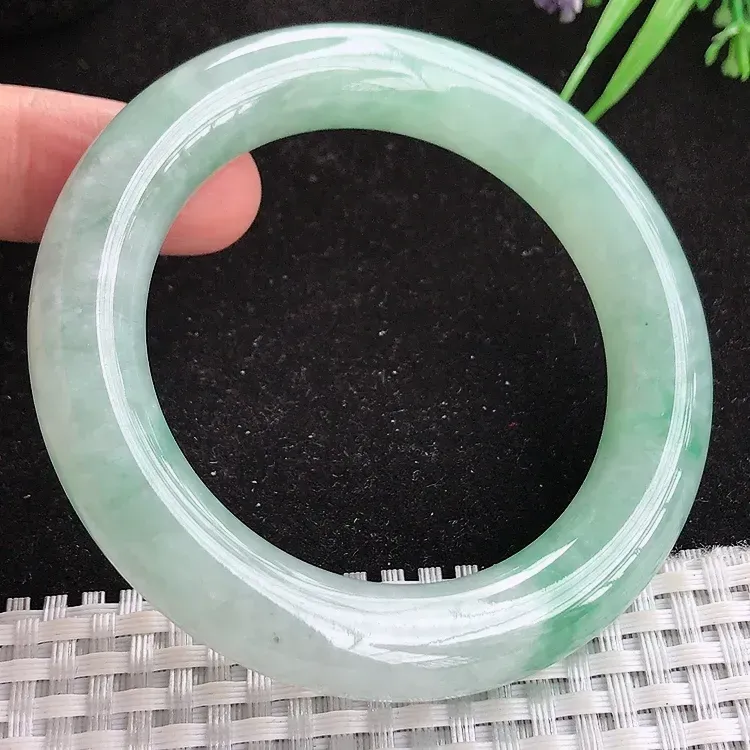 自然光实拍，小圈口，老坑精美51.8mm冰胶飘绿圆条手镯，质地温润，底子清爽，纯净，花色鲜活，飘逸，条形厚实饱满，高档气质，尺寸51.8/11.4/11.3