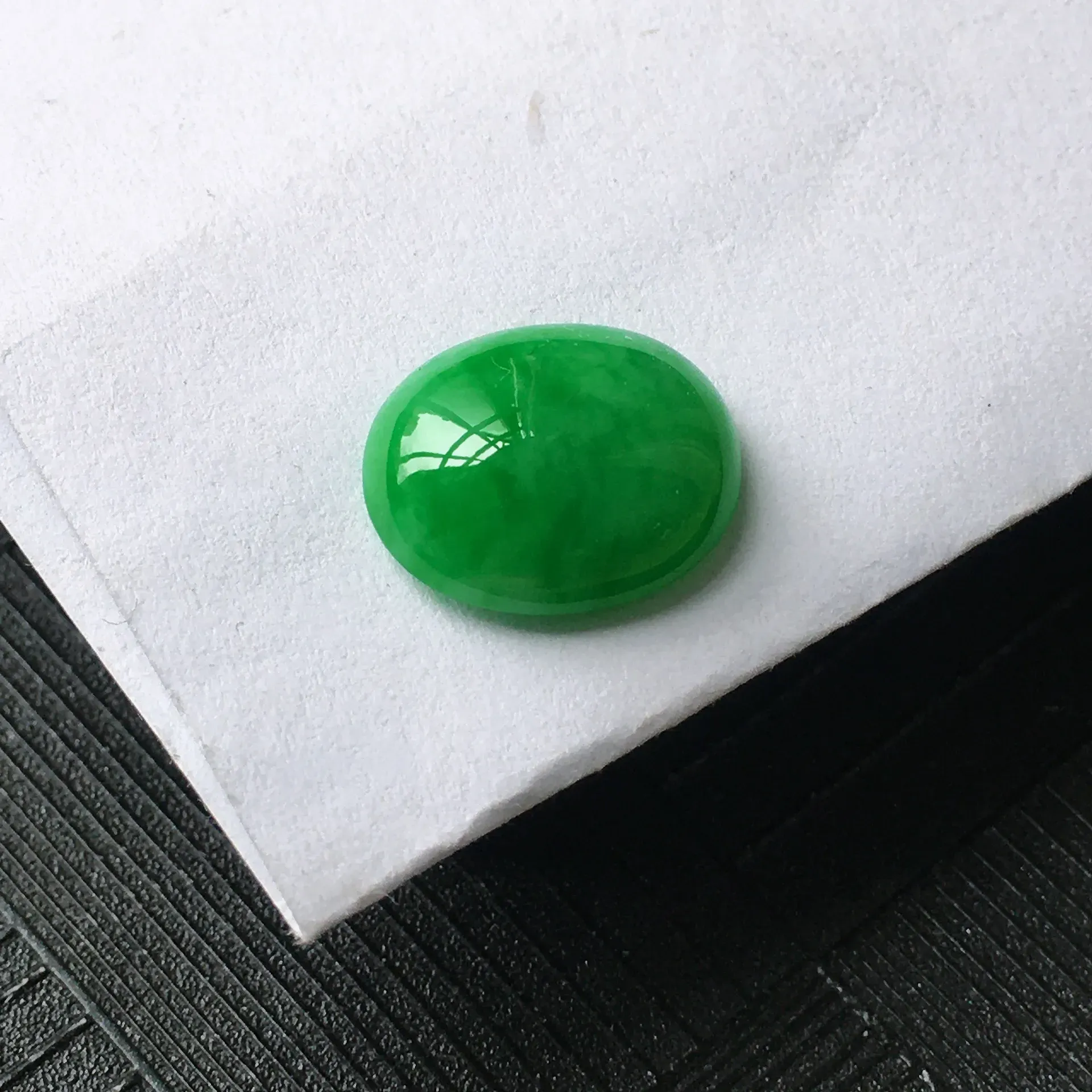 天然A货翡翠满阳绿蛋面戒面，种水好玉质细腻温润，颜色漂亮，镶嵌后更好看。
