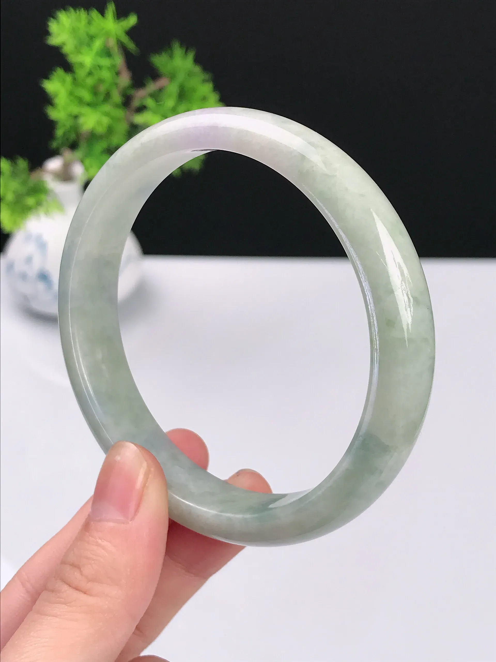 59圈口天然A货翡翠 老坑种冰润淡绿宽边手镯 尺寸：59.3*12*8mm 重量：48.94g 种好水足  玉质细腻 佩戴效果佳