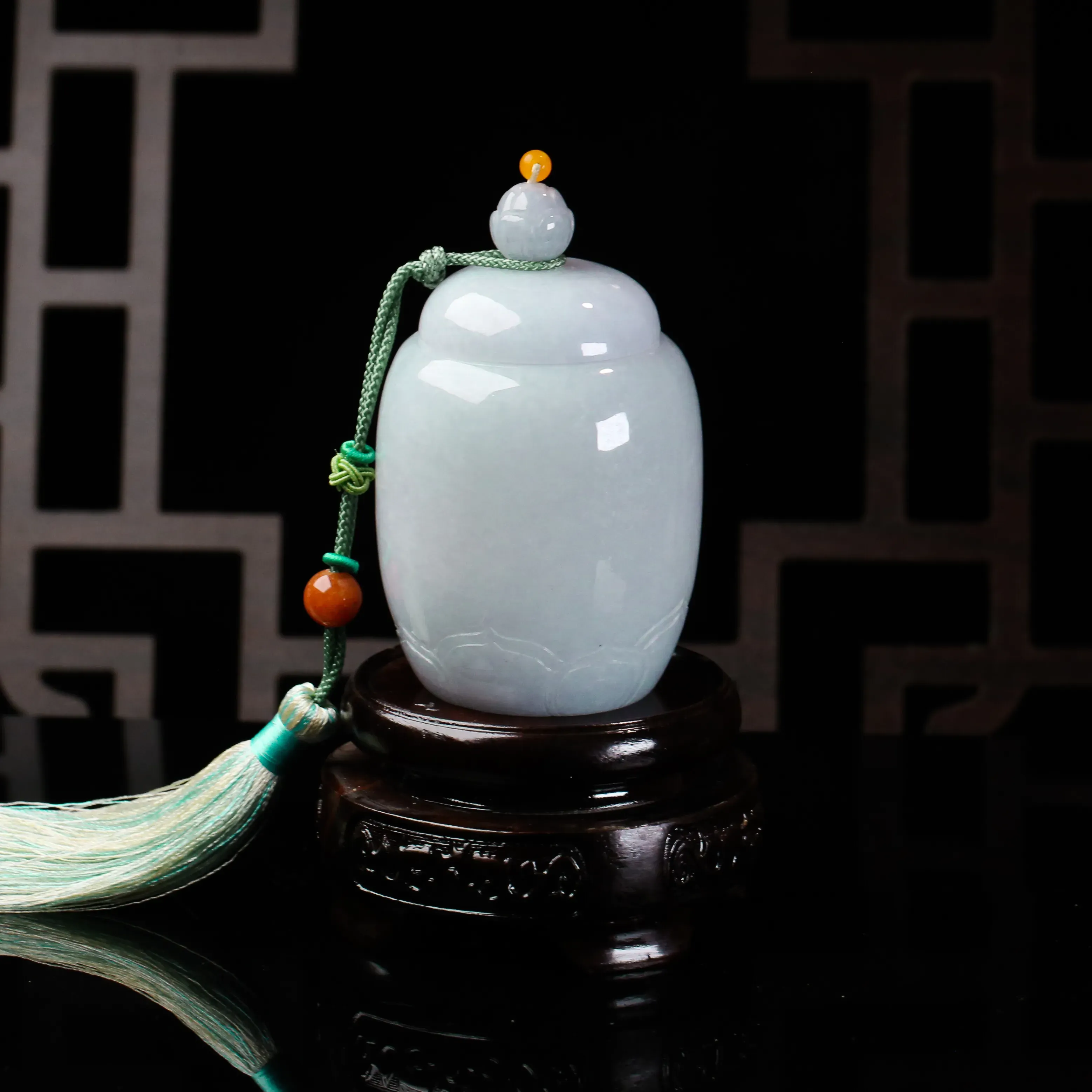 茶罐翡翠小摆件。款式精美。雕刻线条流畅，配珠为饰珠。尺寸：82.8*53.3mm