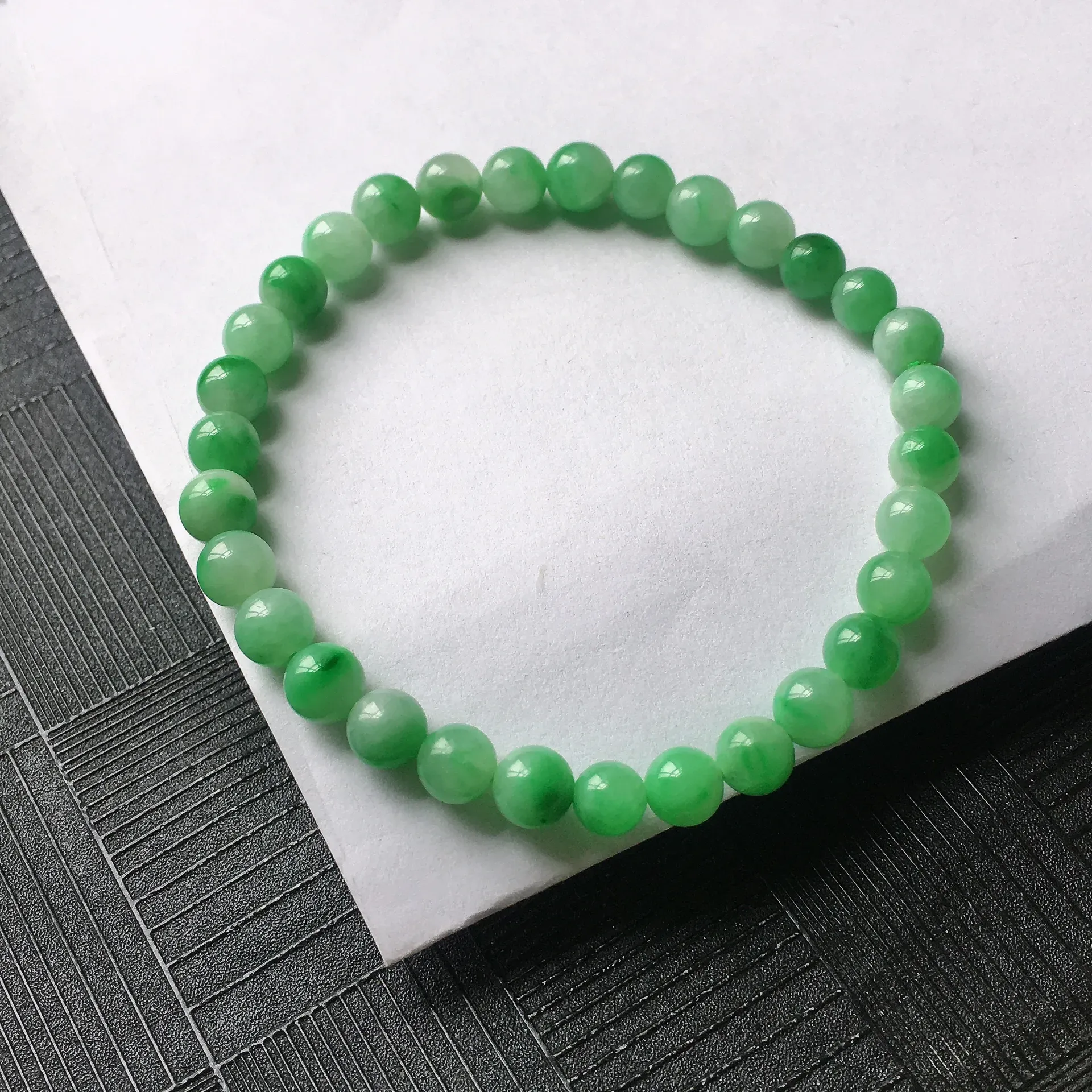 天然A货翡翠满绿圆珠手链，种水好，玉质细腻温润，颜色漂亮。尺寸：取大 5.7mm 取小 5.1mm