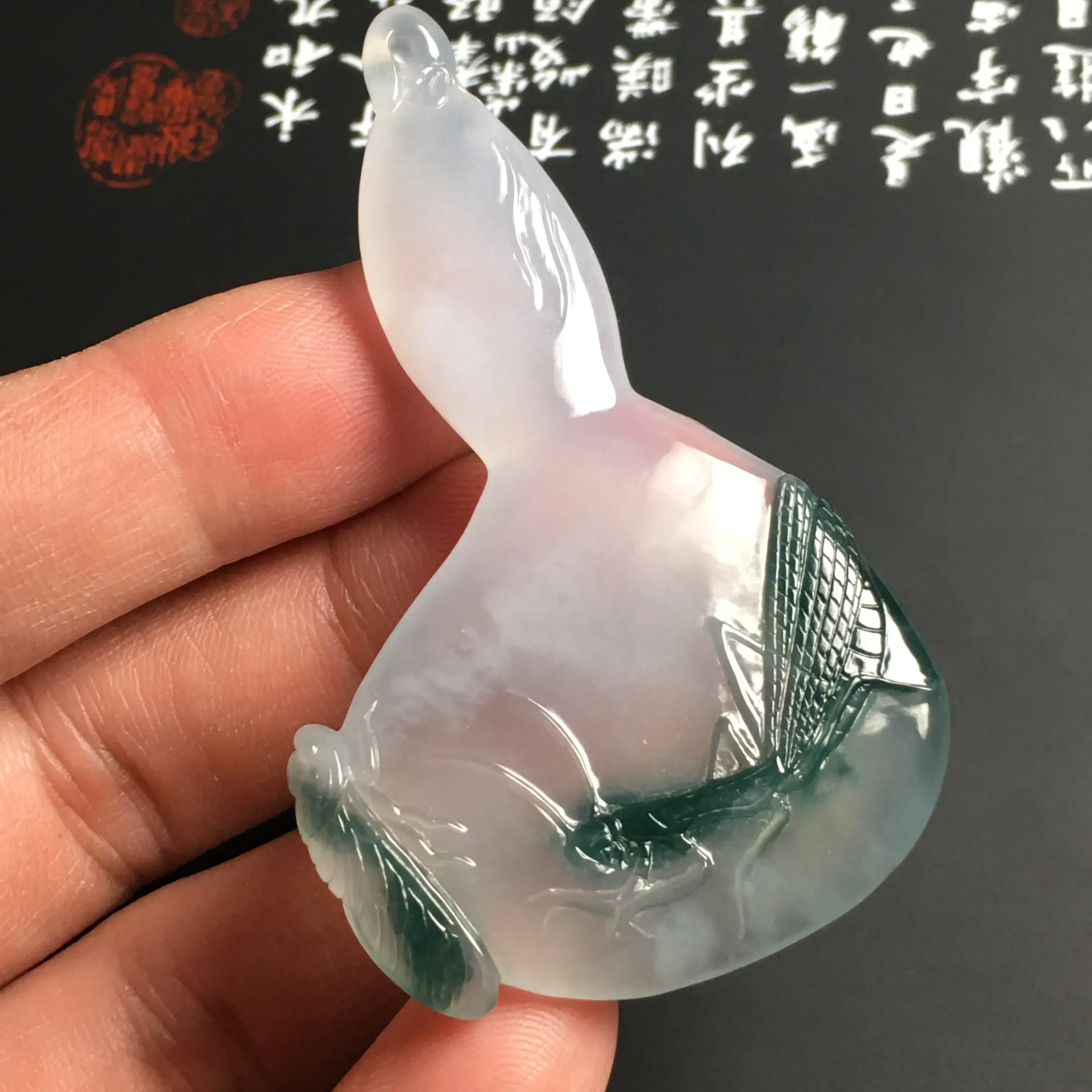 冰种飘花【螳螂捕蝉 黄雀在后】吊坠 水润通透 质地细腻 雕工精湛 大师作品 配有收藏证书