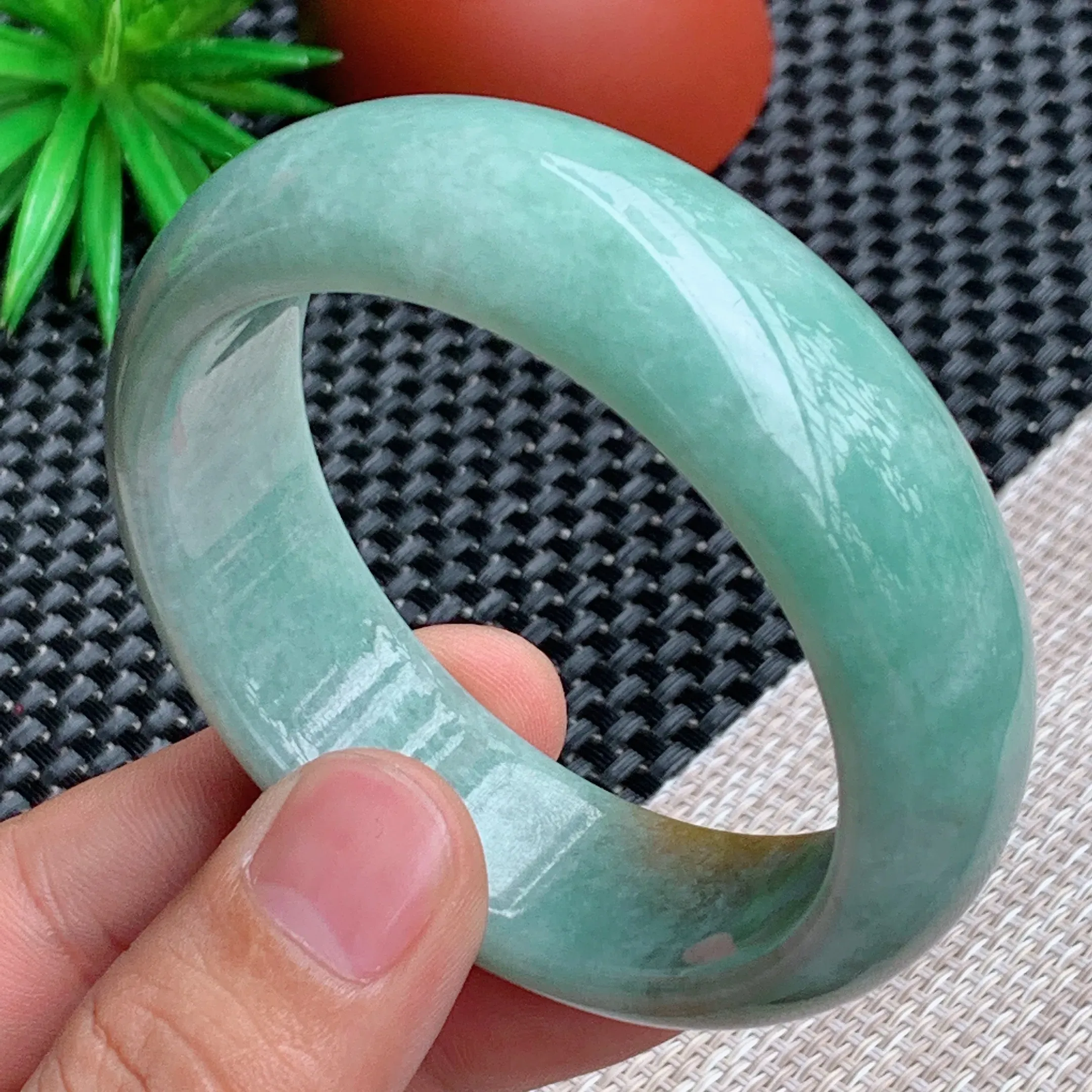 圈口：59.2mm，A货翡翠细腻黄加绿轮胎款宽边手镯、色泽浓艳，条形饱满端庄，