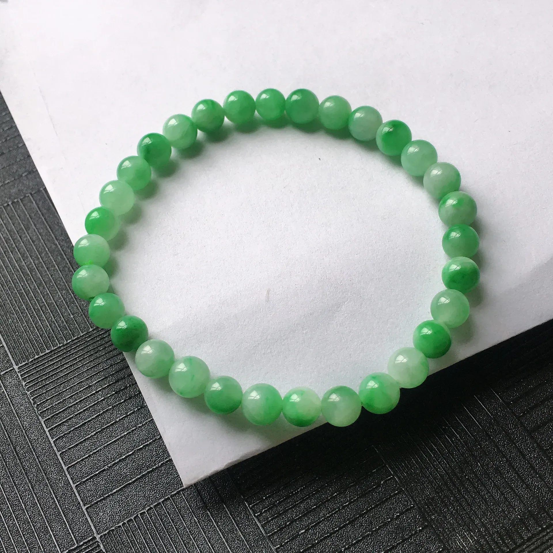 天然A货翡翠满绿圆珠手链，种水好，玉质细腻温润，颜色漂亮。尺寸：取大 5.7mm 取小 5.1mm