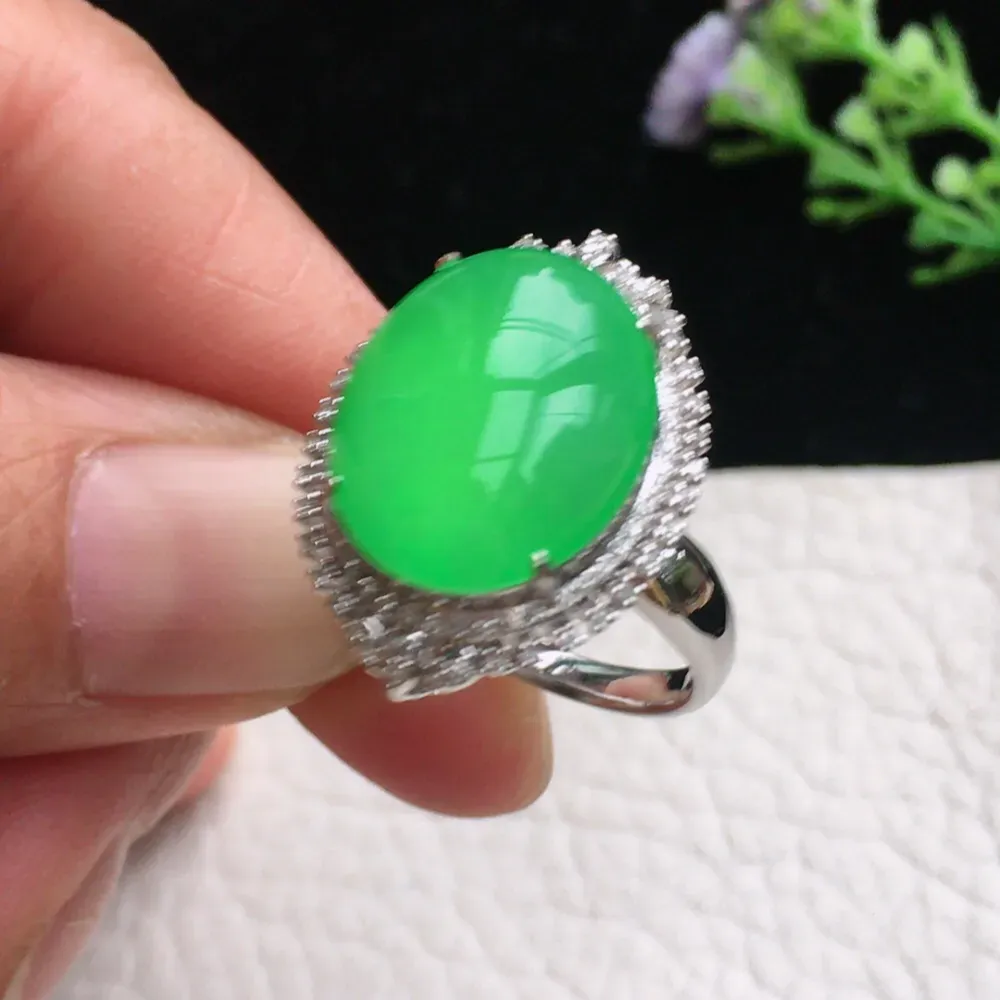 自然光实拍，18k金钻石豪华镶嵌阳绿钻戒，17.1mm内直径戒指，种老水足  玉质冰透细腻起胶 色泽