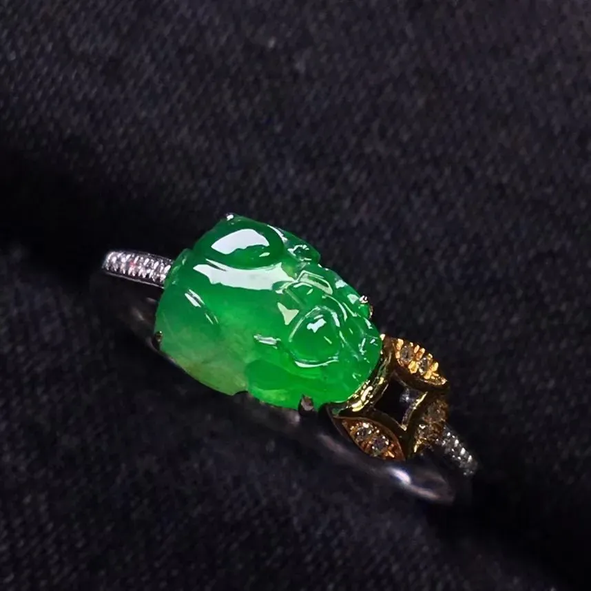 阳绿冰种貔貅戒指、真金真钻镶嵌，种水好，玉质细腻 .裸石尺寸 6.2*5.8*3.0