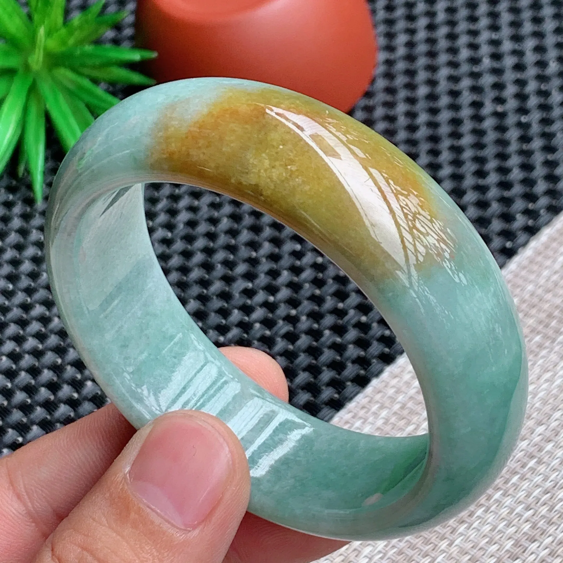 圈口：59.2mm，A货翡翠细腻黄加绿轮胎款宽边手镯、色泽浓艳，条形饱满端庄，