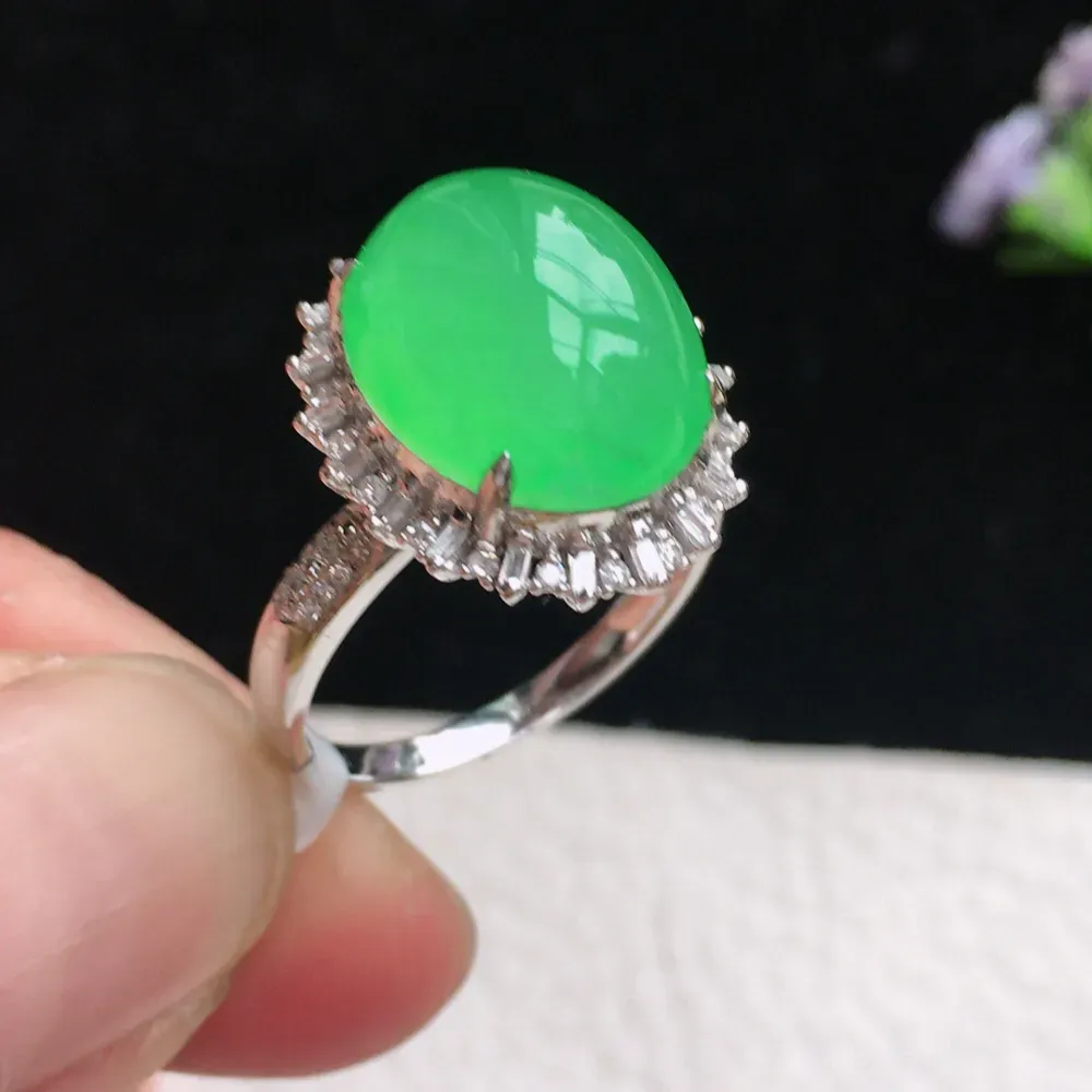 自然光实拍，18k金钻石豪华镶嵌阳绿钻戒，17.2mm内直径戒指，种老水足  玉质冰透 细腻起胶 色