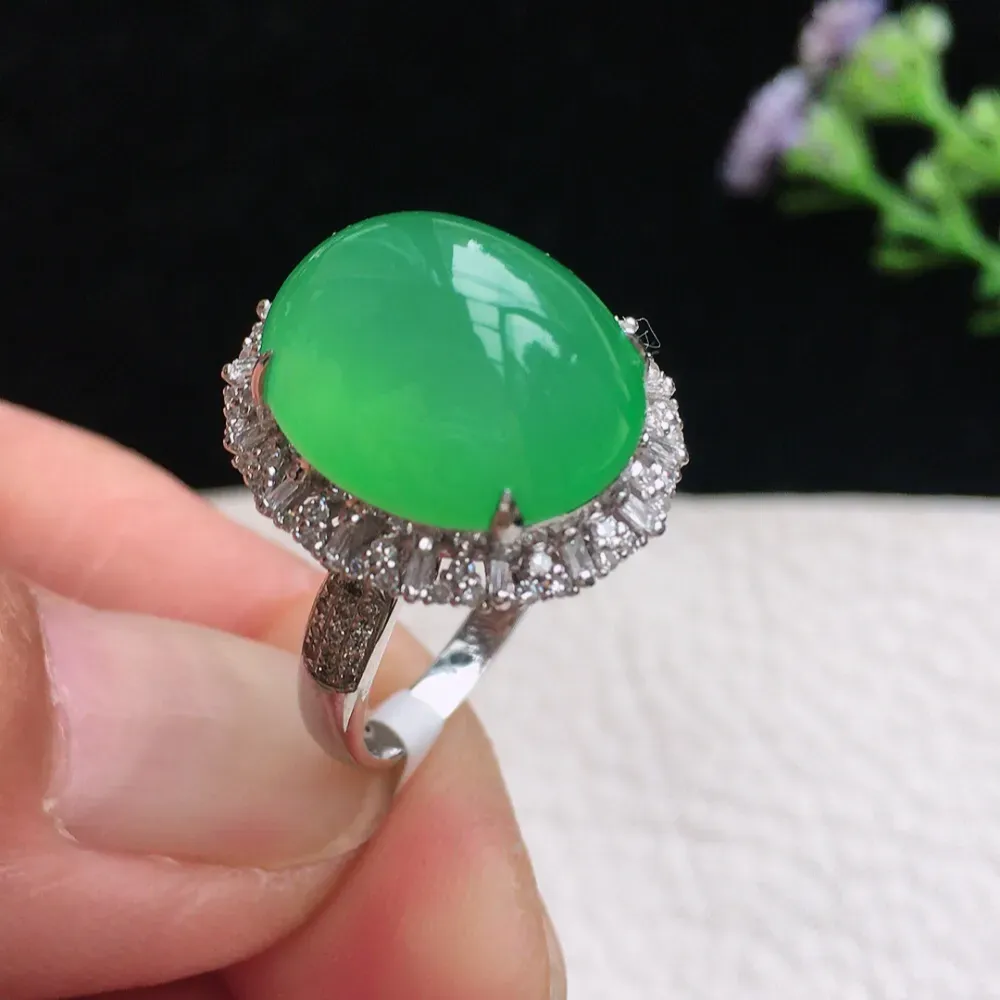 自然光实拍，18k金钻石豪华镶嵌阳绿钻戒，17.1mm内直径戒指，种老水足  玉质冰透细腻起胶 色泽