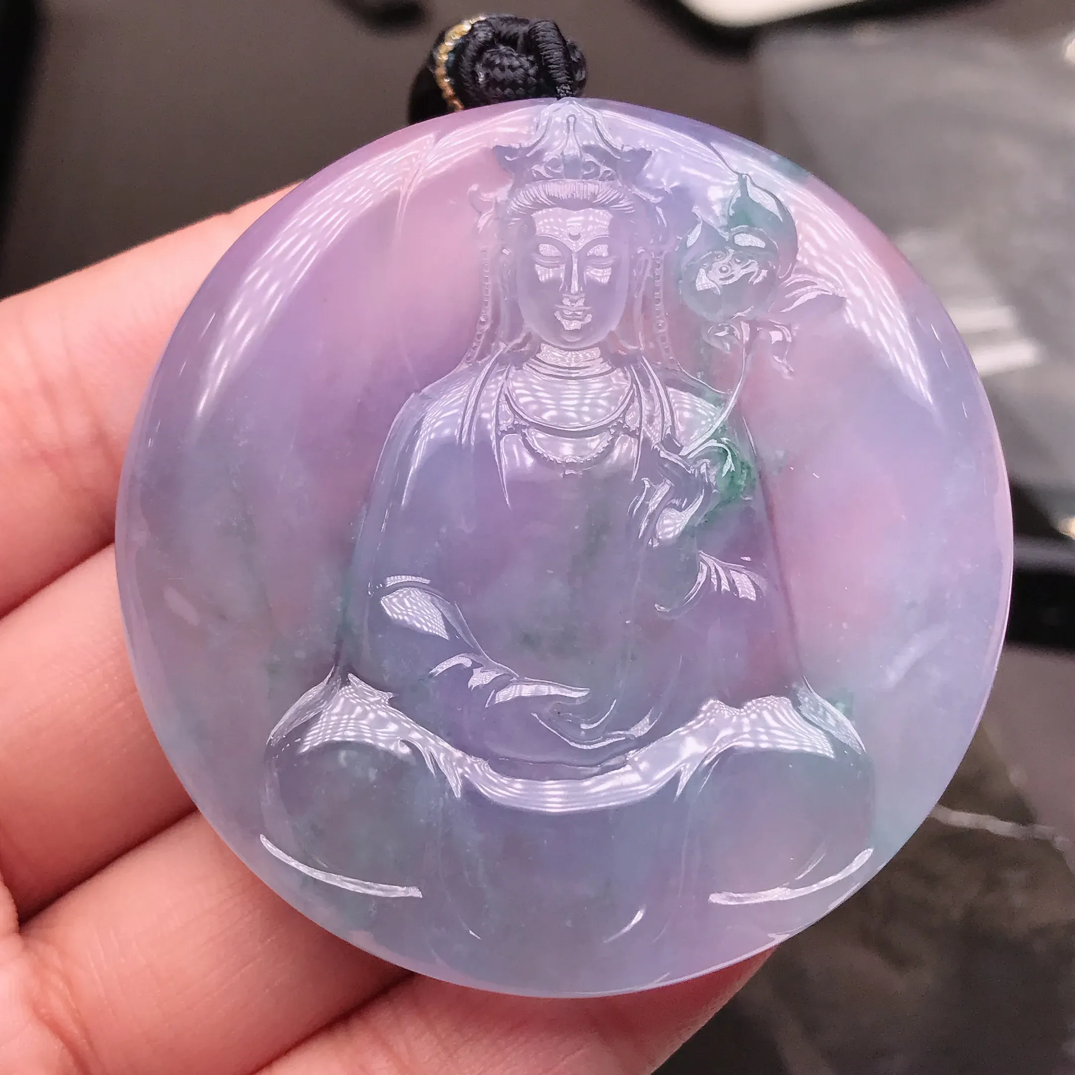 严选推荐观音牌（实物更棒，大尺寸作品，背面无调水工艺），老坑冰种飘花春带彩材料，开脸祥和，细节刻画出色，裸石形体饱满圆润，厚装大件，佩戴效果出众。种水无可挑剔，胶感十足，冰感十足，荧光四射，晶莹剔透，起强钢性、起强玻璃光泽。收藏传世级佳作，值得入手品鉴。裸石尺寸约56.2-56.2-8.6毫米