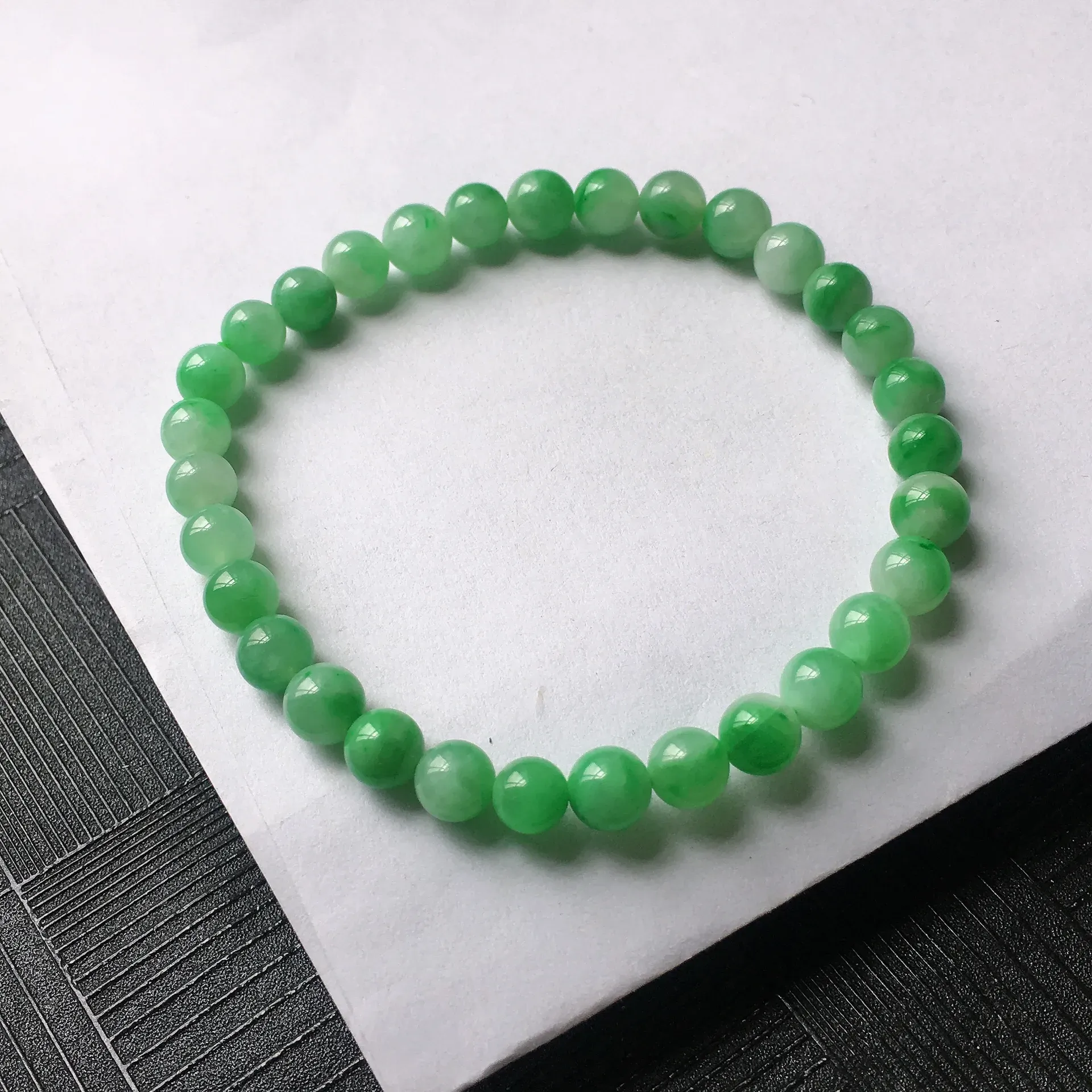 天然A货翡翠满绿圆珠手链，种水好，玉质细腻温润，颜色漂亮。尺寸：取大 5.7mm 取小 5.1mm