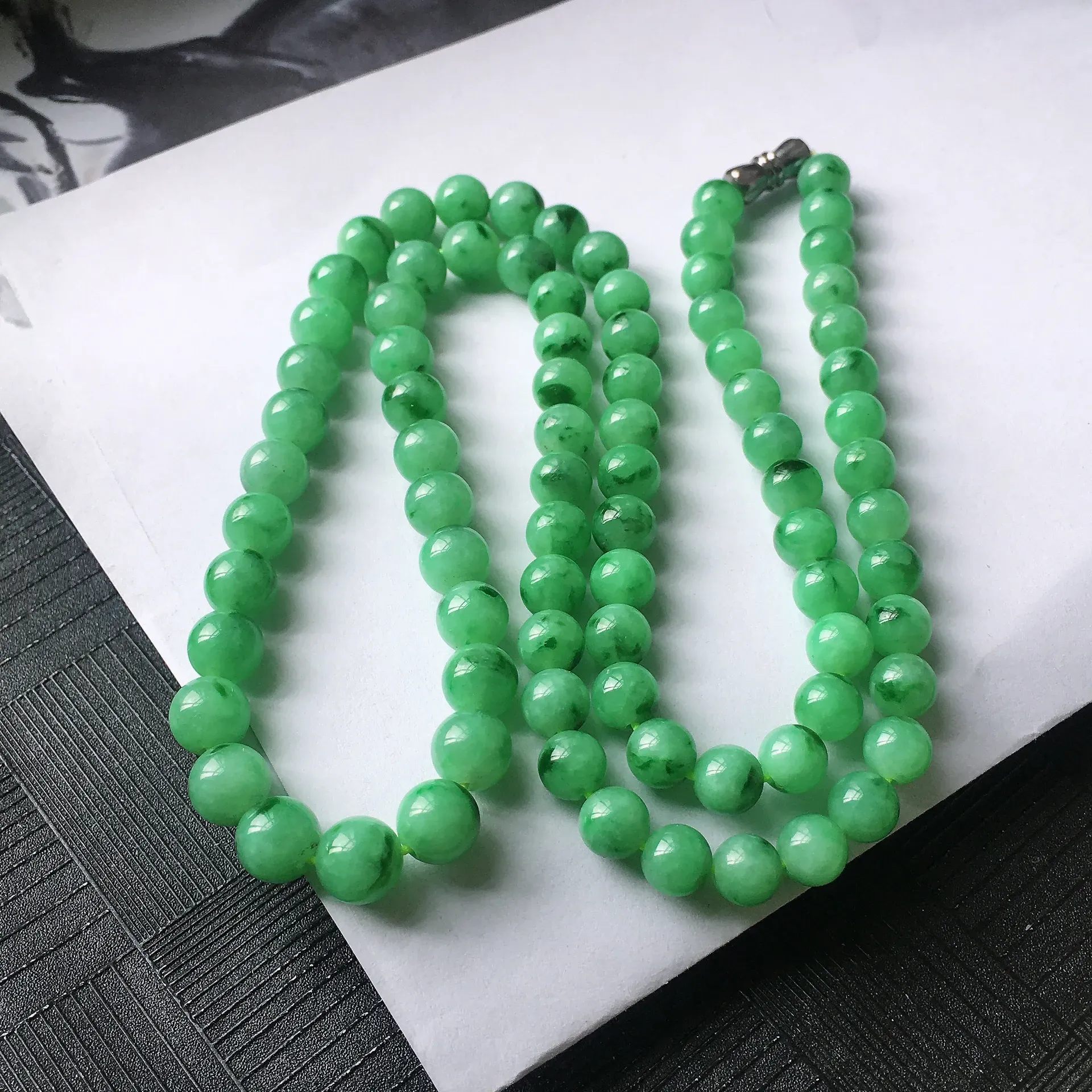 天然A货翡翠满绿圆珠项链，种水好，玉质细腻温润，颜色漂亮。尺寸：取大 7.6mm 取小 6.1mm 项链周长：56cm