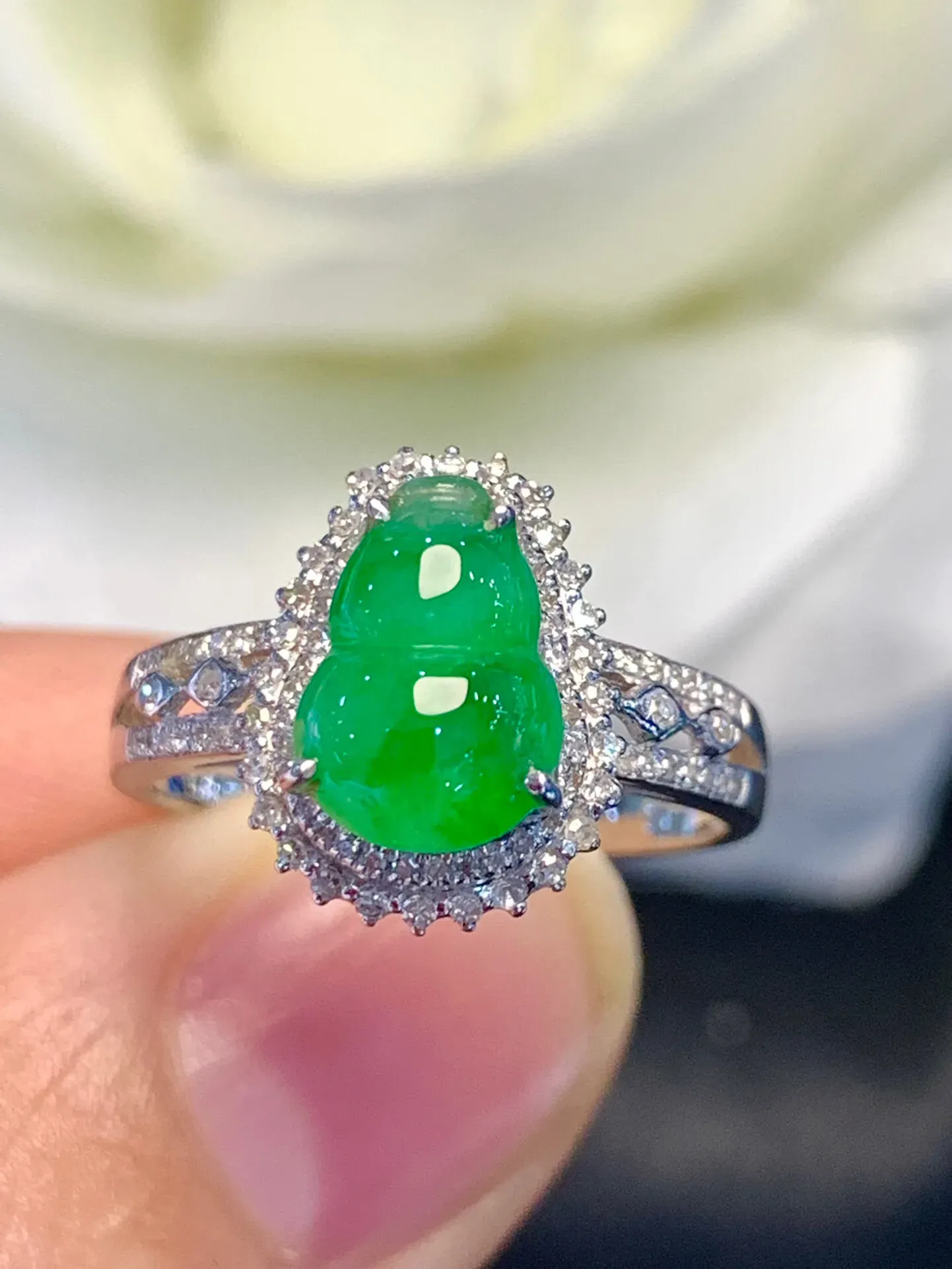 天然a货翡翠，18k金伴钻满绿葫芦戒指，玉质细腻，形体漂亮，水润精致，佩戴效果好