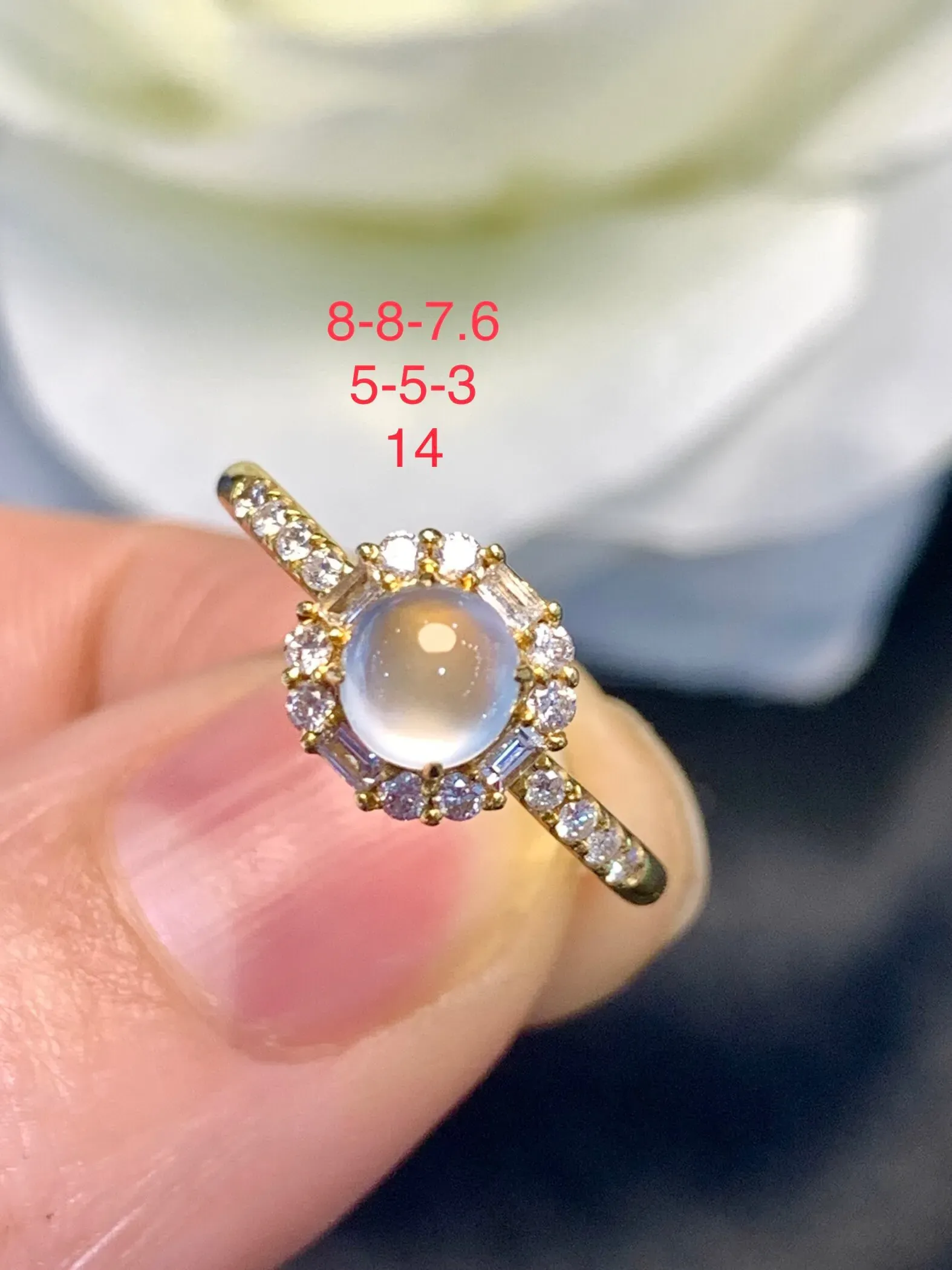 天然a货翡翠，18k金伴钻冰种蛋面戒指，玉质细腻，形体漂亮，水润精致，佩戴效果好