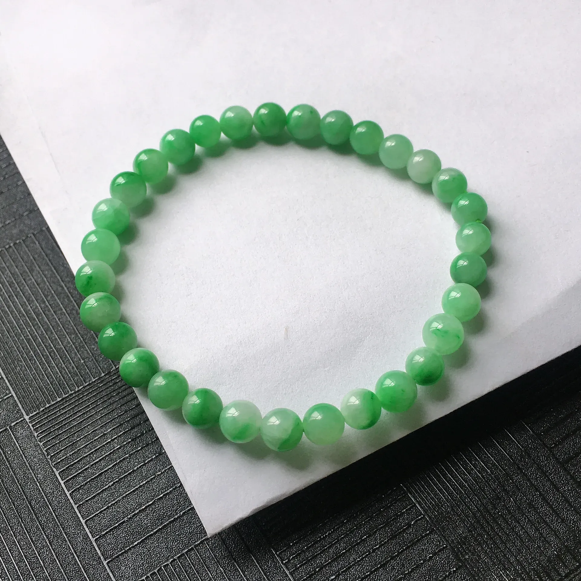 天然A货翡翠满绿圆珠手链，种水好，玉质细腻温润，颜色漂亮。尺寸：取大 5.7mm 取小 5.1mm