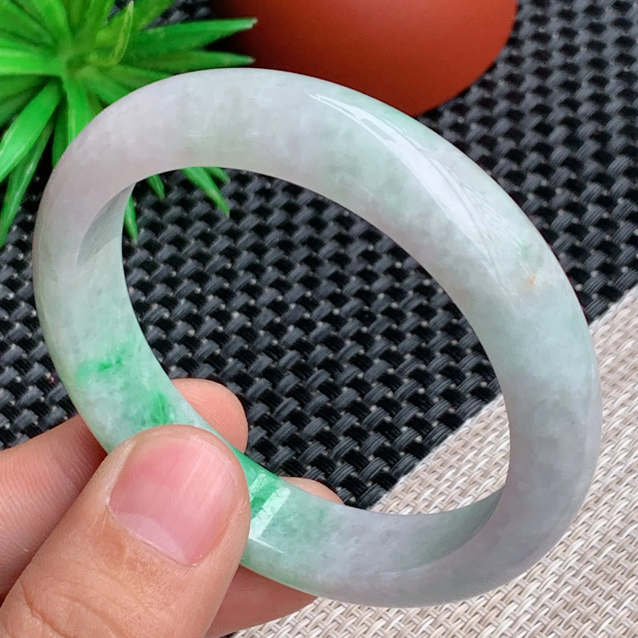 圈口：60.3mm，A货翡翠细腻飘花大圈口宽边手镯、飘花灵动，条形饱满端庄，