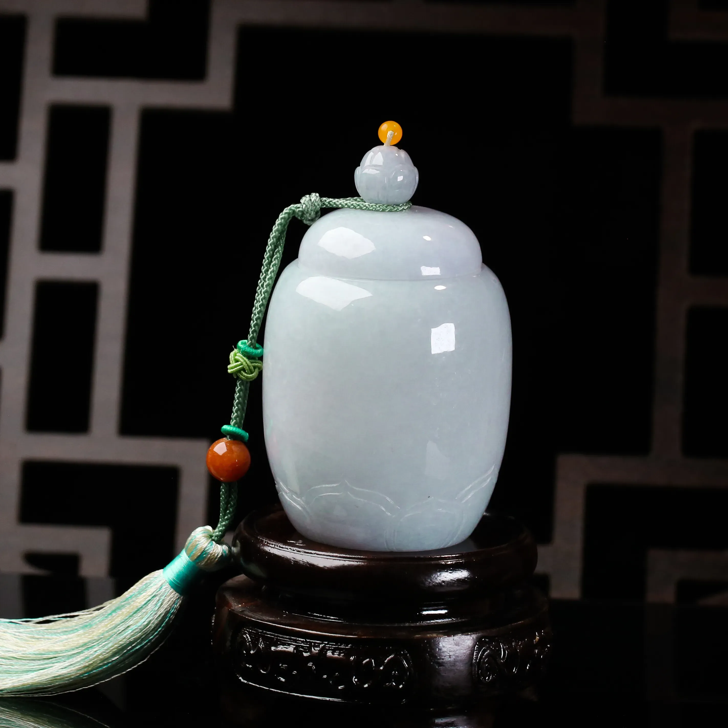 茶罐翡翠小摆件。款式精美。雕刻线条流畅，配珠为饰珠。尺寸：82.8*53.3mm