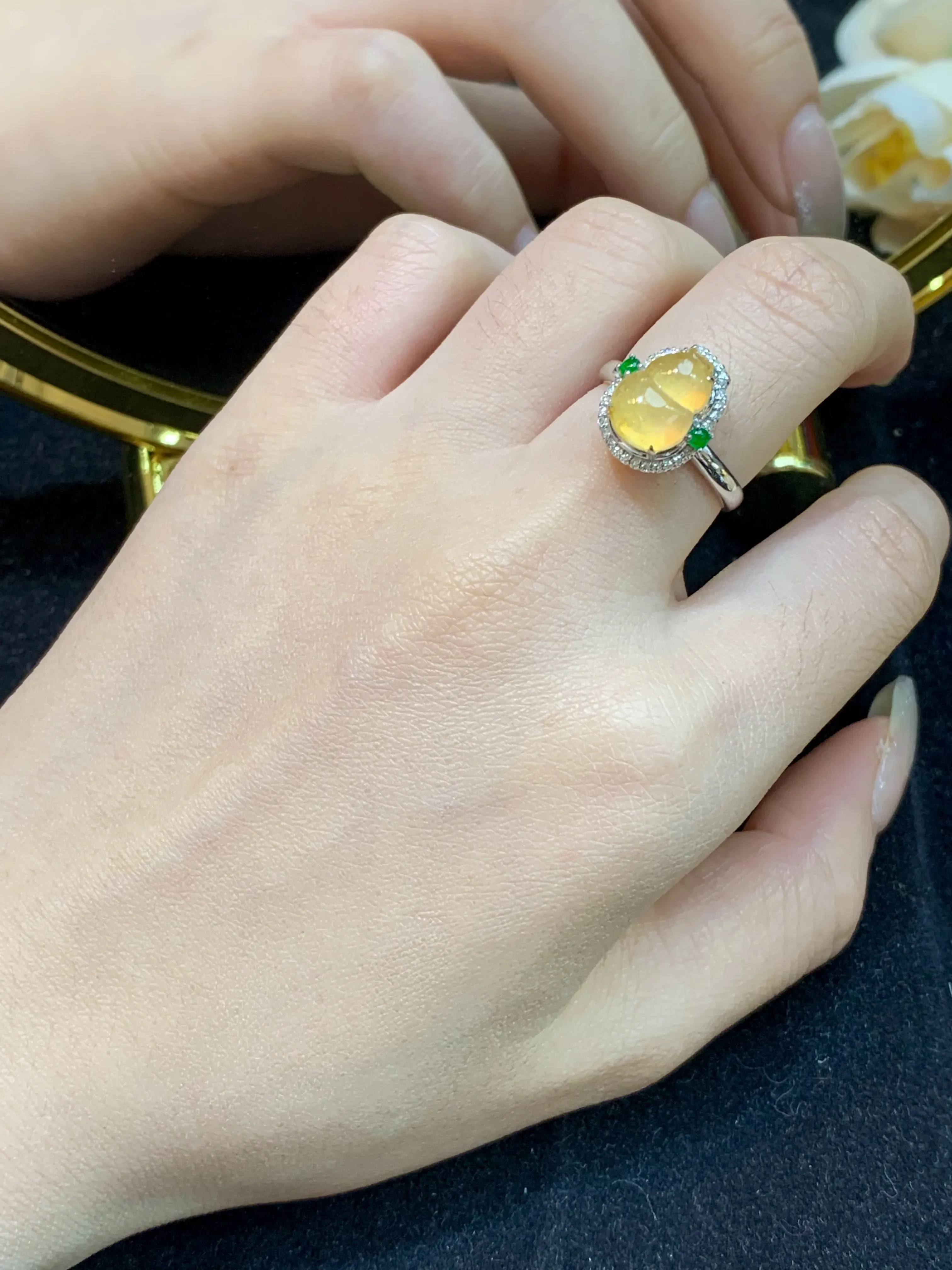 黄翡葫芦戒指，18k金伴钻，颜色靓丽，水润，佩戴优雅迷人，裸石规格：10.5-7.9-4.4
