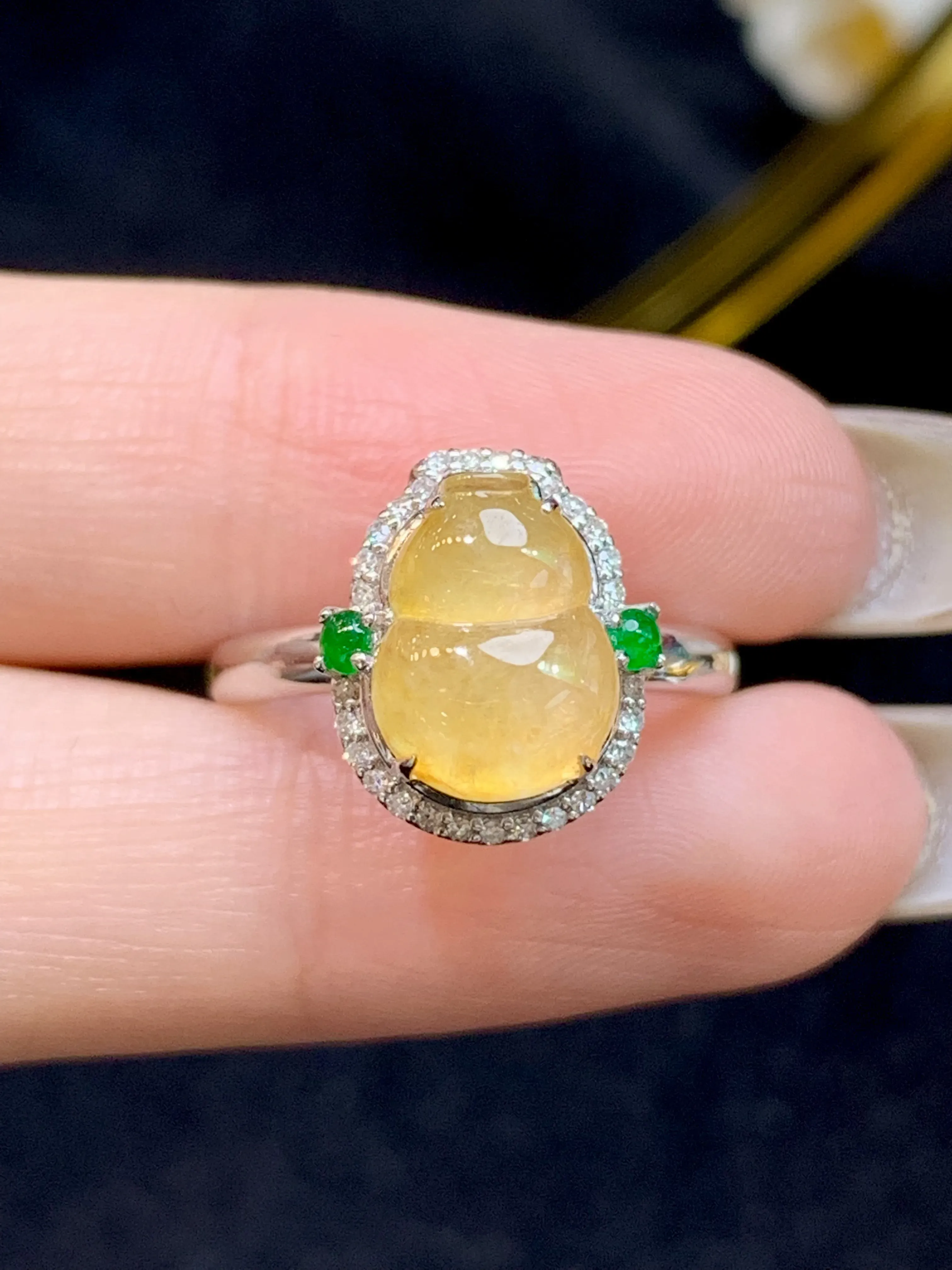 【高性价比】黄翡葫芦戒指，18k金伴钻，颜色靓丽，水润，佩戴优雅迷人，裸石规格：10.5-7.9-