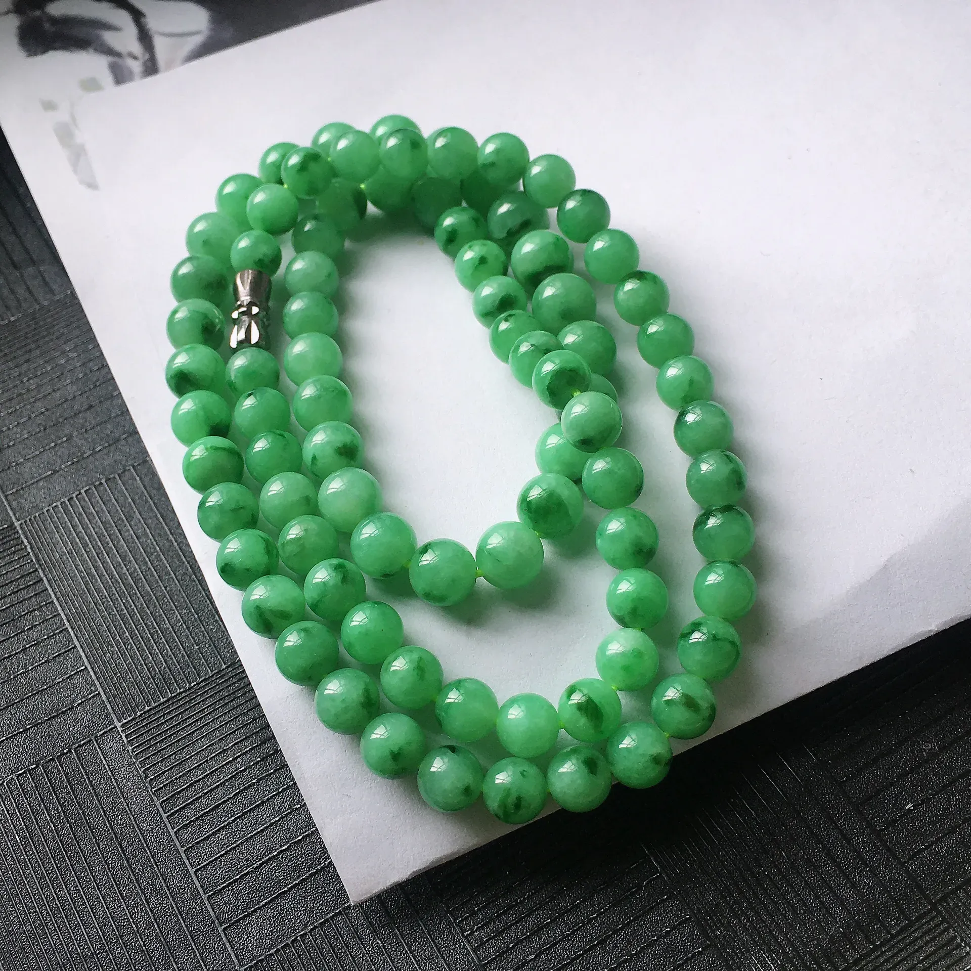 天然A货翡翠满绿圆珠项链，种水好，玉质细腻温润，颜色漂亮。尺寸：取大 7.6mm 取小 6.1mm 项链周长：56cm