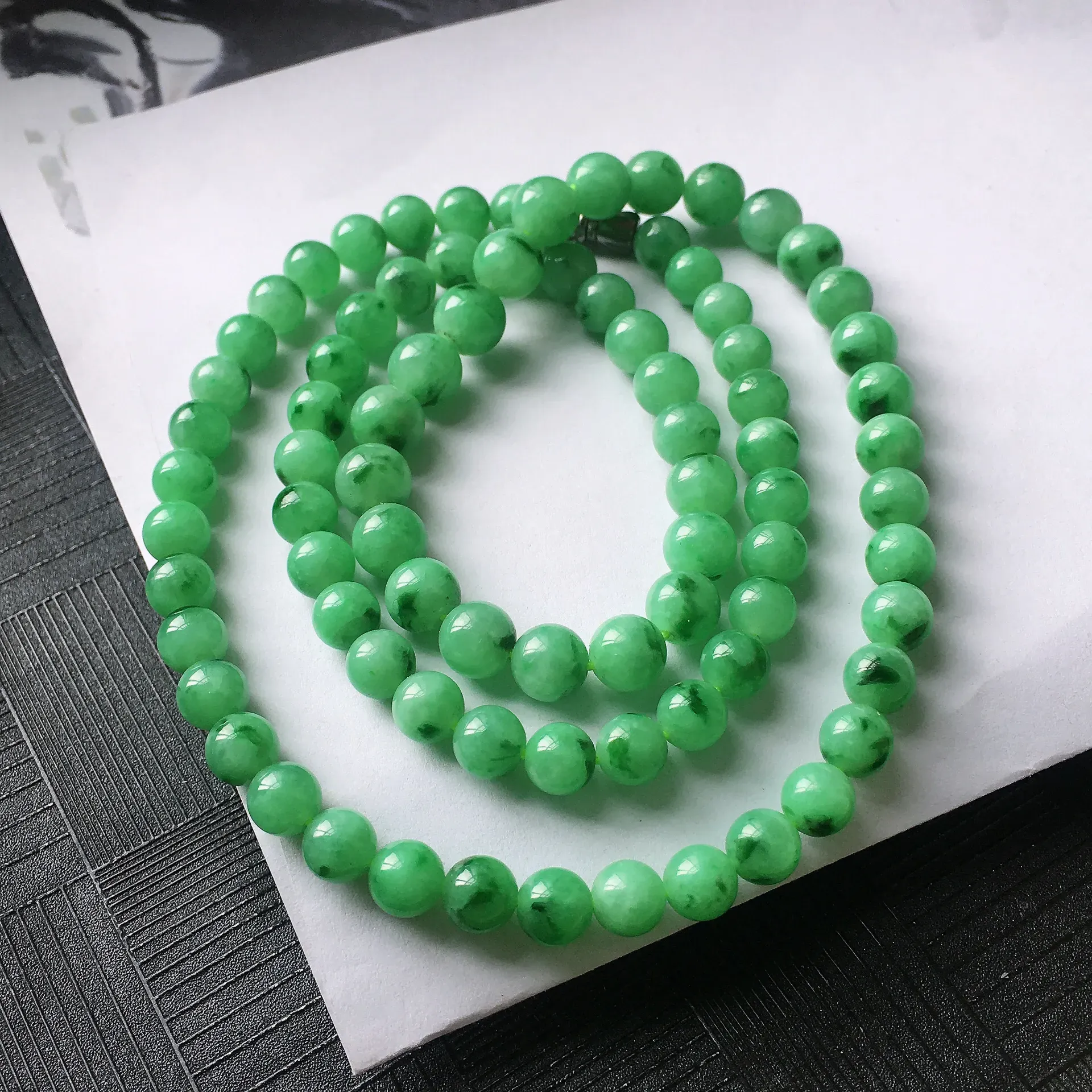 天然A货翡翠满绿圆珠项链，种水好，玉质细腻温润，颜色漂亮。尺寸：取大 7.6mm 取小 6.1mm 