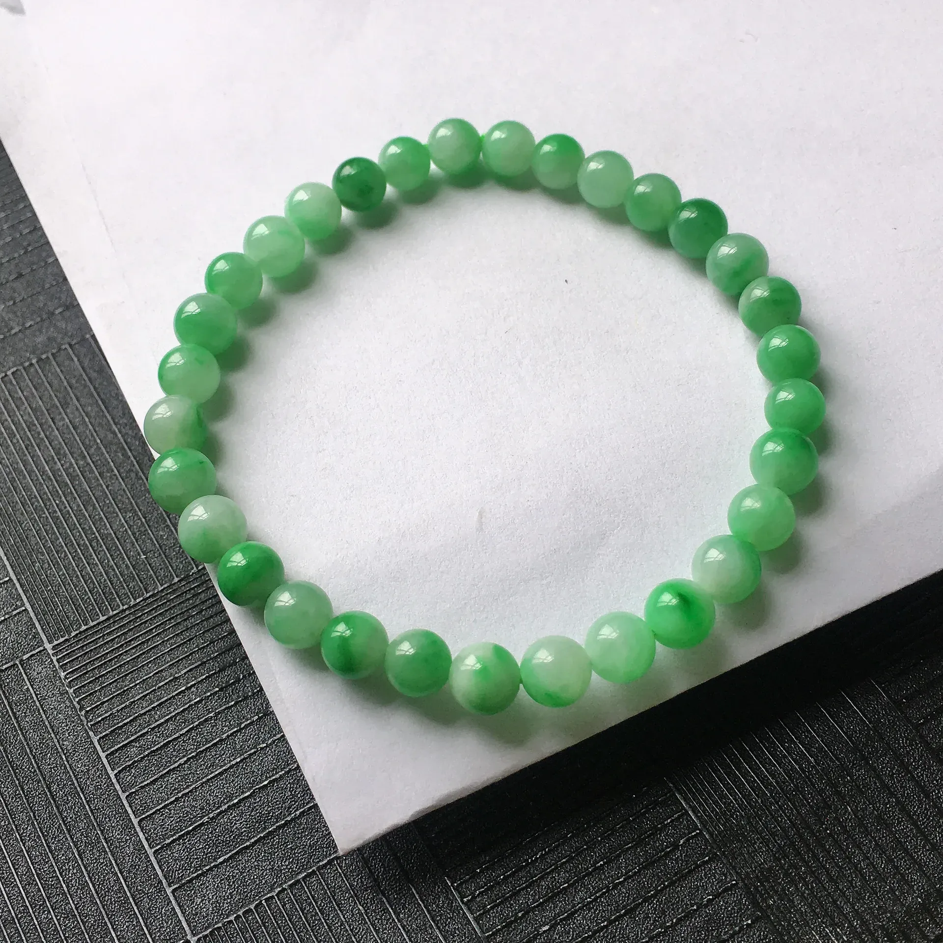 天然A货翡翠满绿圆珠手链，种水好，玉质细腻温润，颜色漂亮。尺寸：取大 5.7mm 取小 5.1mm