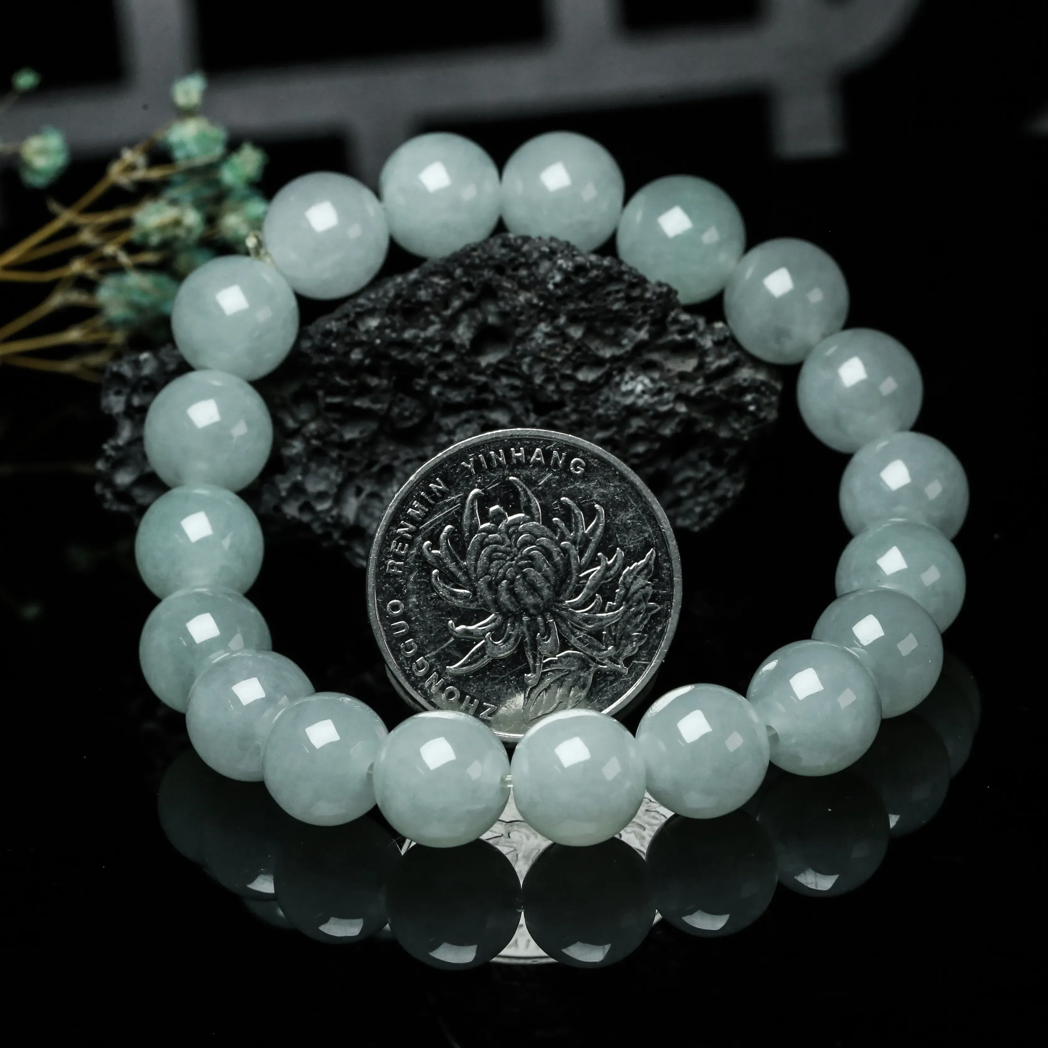 翡翠圆珠手串，共19颗珠子，取其中一颗珠尺寸大约10.5mm，清秀高雅，饱满水润，上手佩戴优雅大方