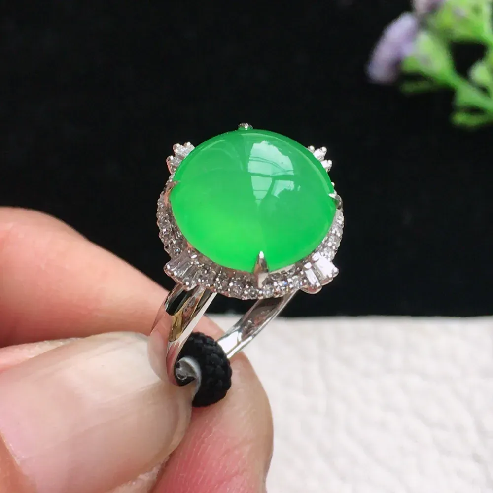 自然光实拍，18k金钻石豪华镶嵌阳绿钻戒，17.3mm内直径戒指，种老水足  玉质冰透细腻起胶 色泽
