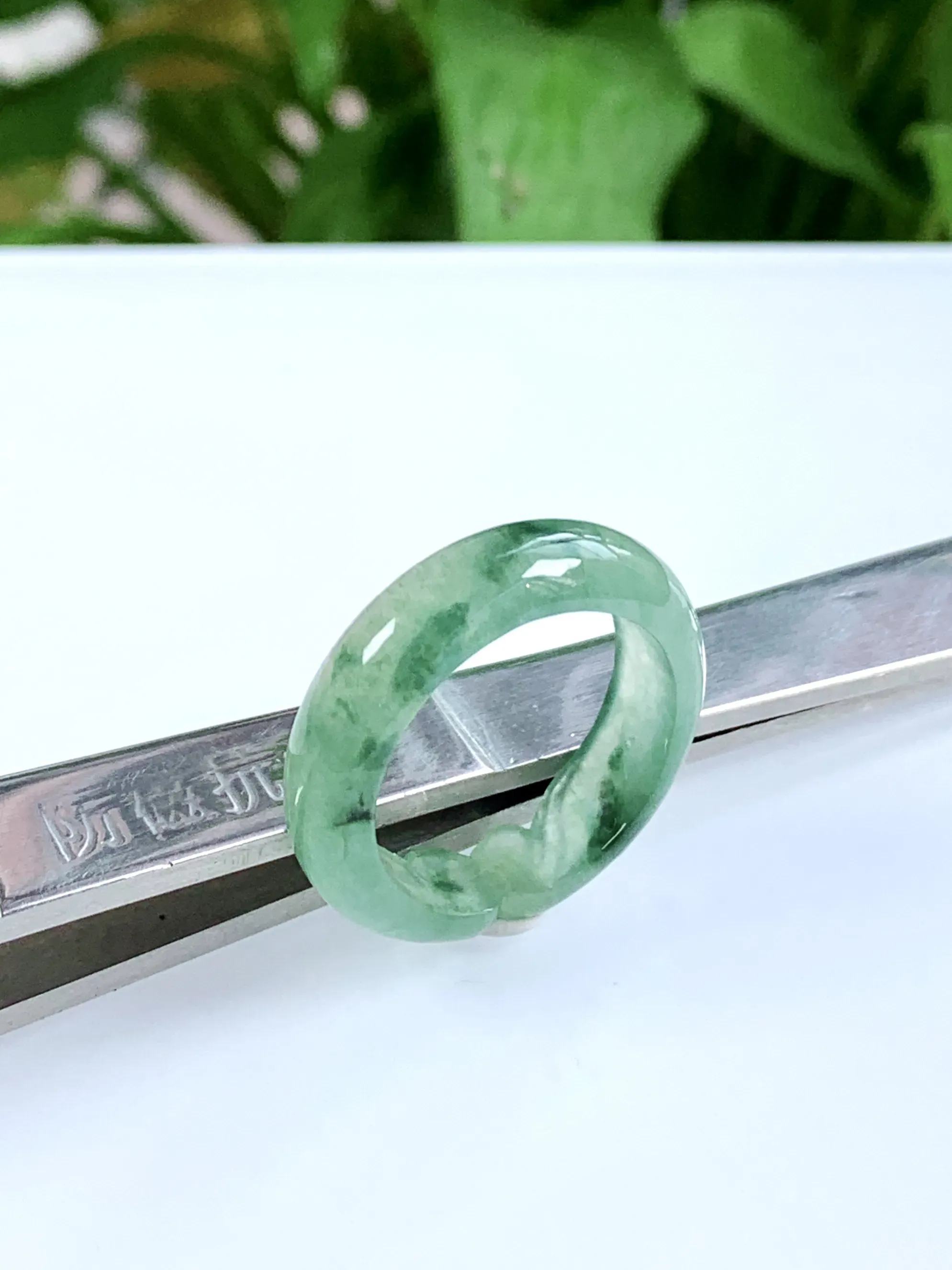 缅甸天然翡翠A货，冰种起光飘花如意指环戒指，尺寸：圈口内径17.8mm=17号，宽厚6/3mm，重量：3.15g