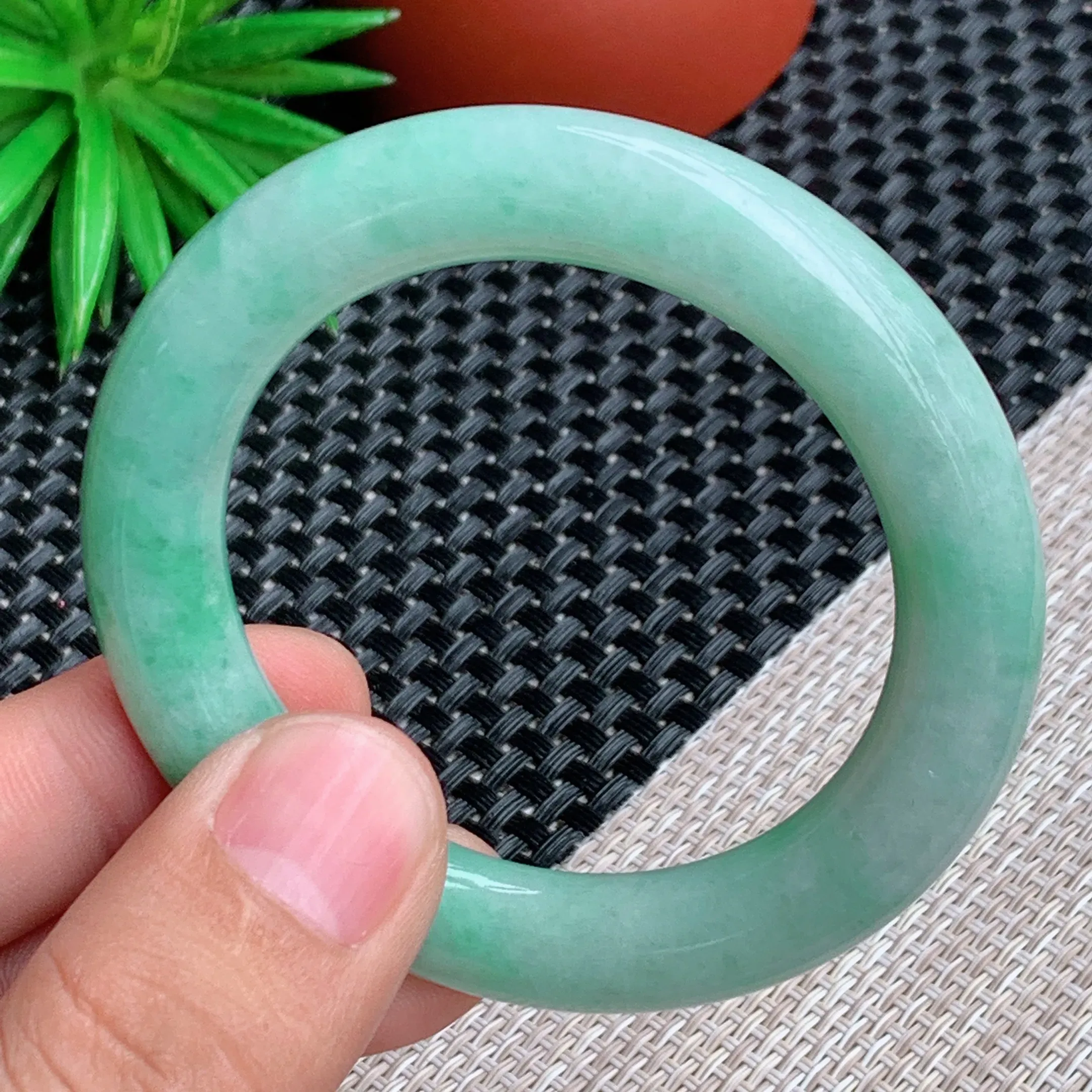 圈口：52mm，A货翡翠细腻带绿圆条手镯、玉质莹润细腻，条形圆润饱满，