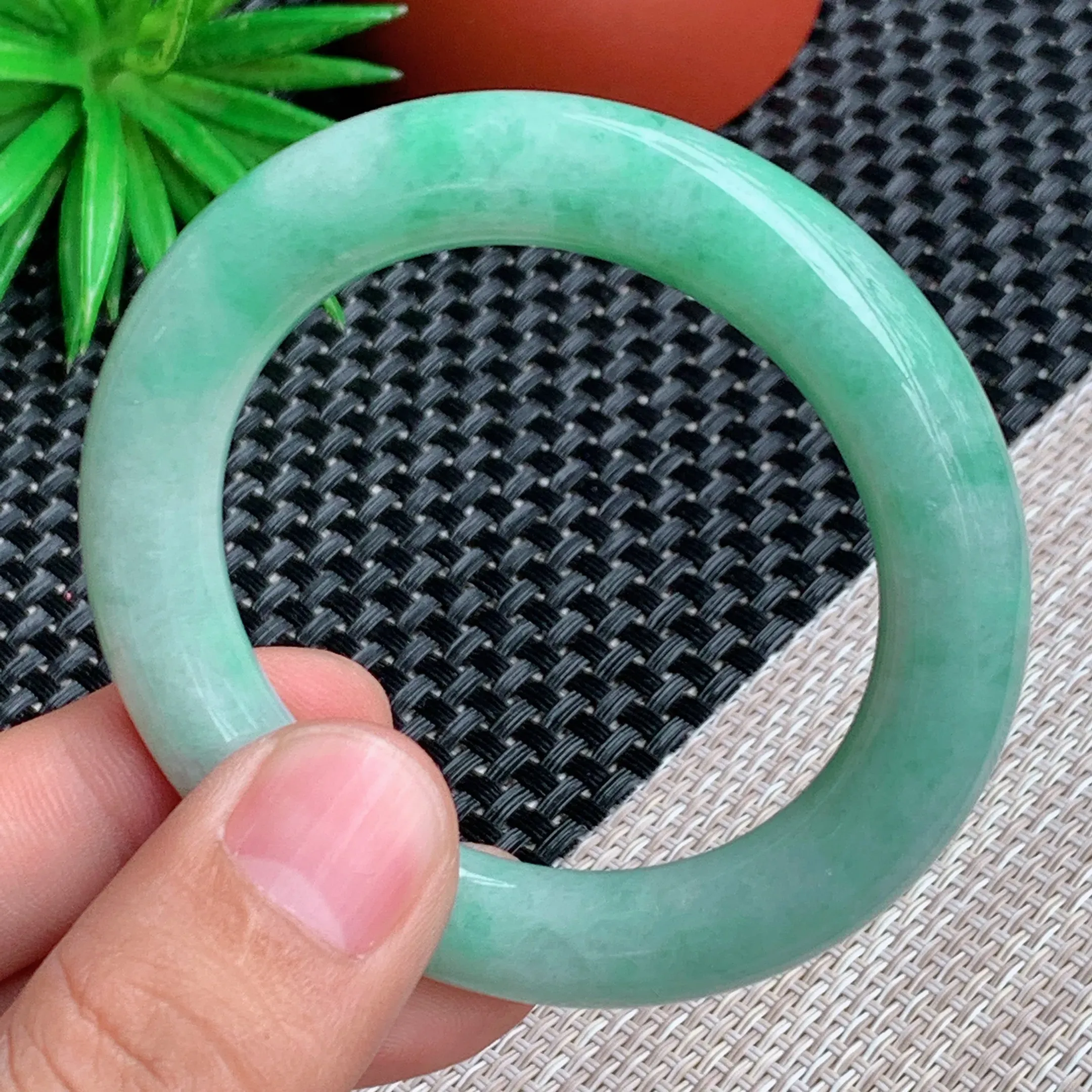 圈口：52mm，A货翡翠细腻带绿圆条手镯、玉质莹润细腻，条形圆润饱满，