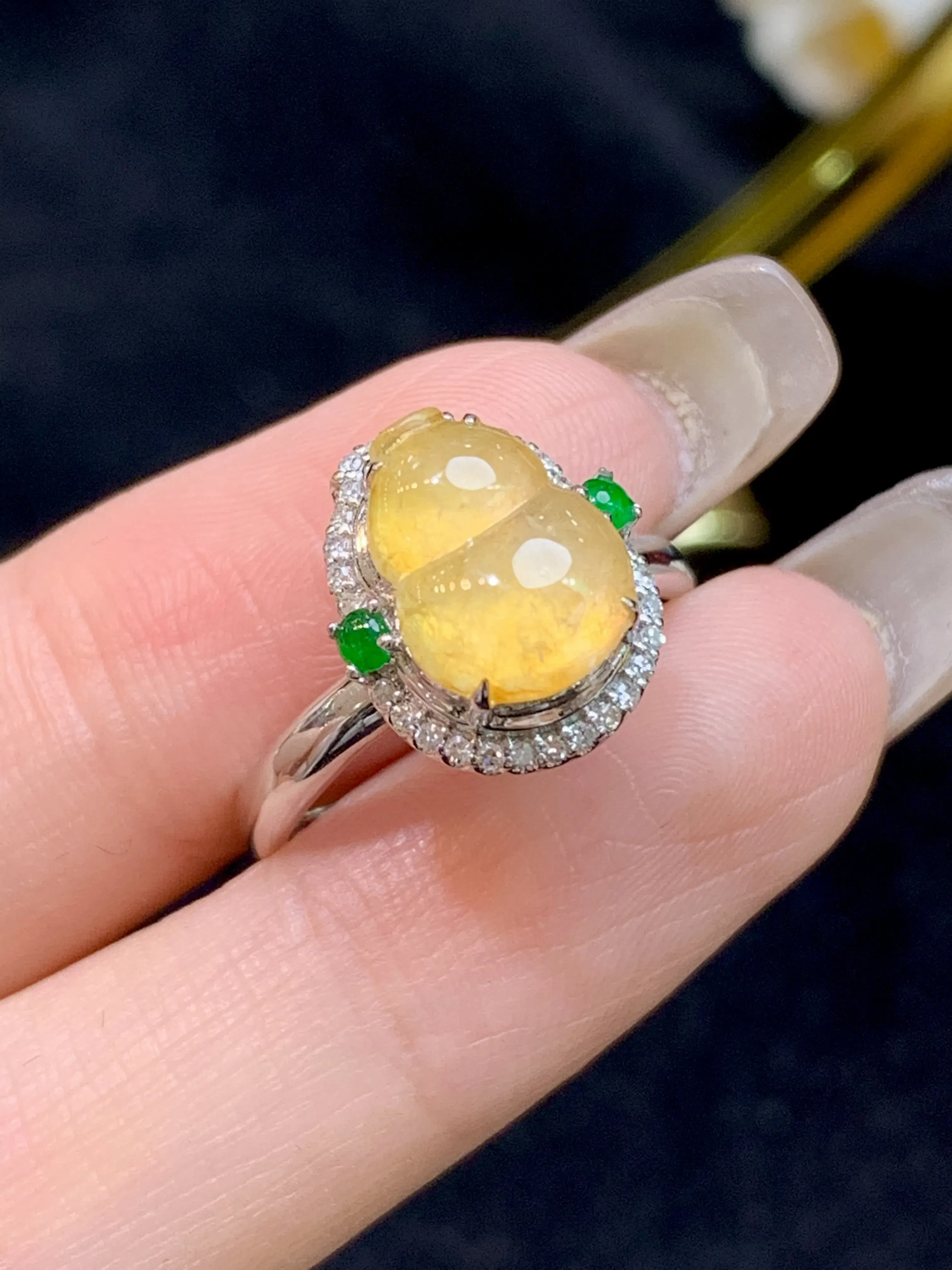 黄翡葫芦戒指，18k金伴钻，颜色靓丽，水润，佩戴优雅迷人，裸石规格：10.5-7.9-4.4