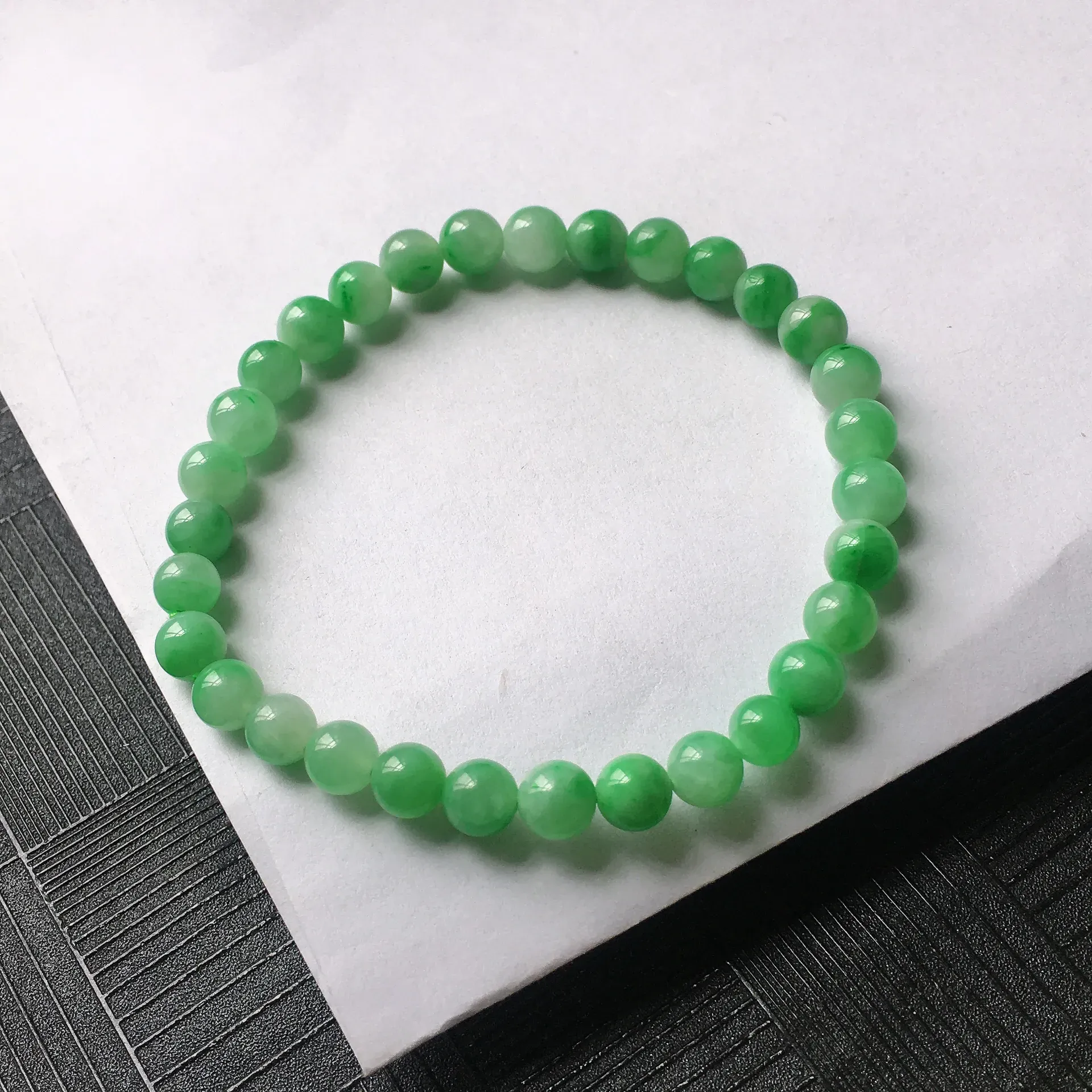 天然A货翡翠满绿圆珠手链，种水好，玉质细腻温润，颜色漂亮。尺寸：取大 5.7mm 取小 5.1mm