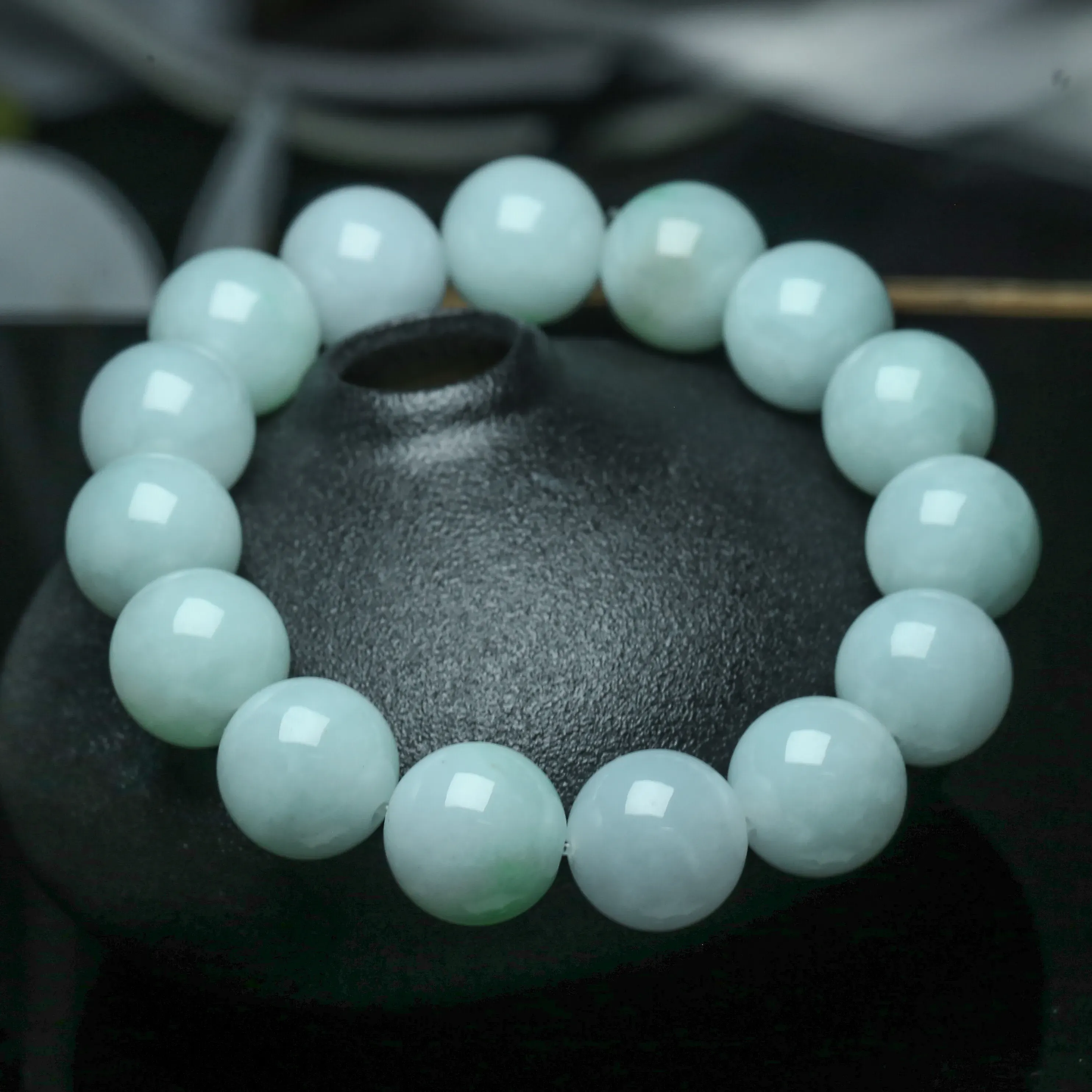 翡翠圆珠手串，共15颗珠子，取其中一颗珠尺寸大约13.86mm，亮丽秀气，圆润饱满，上手佩戴效果漂亮。