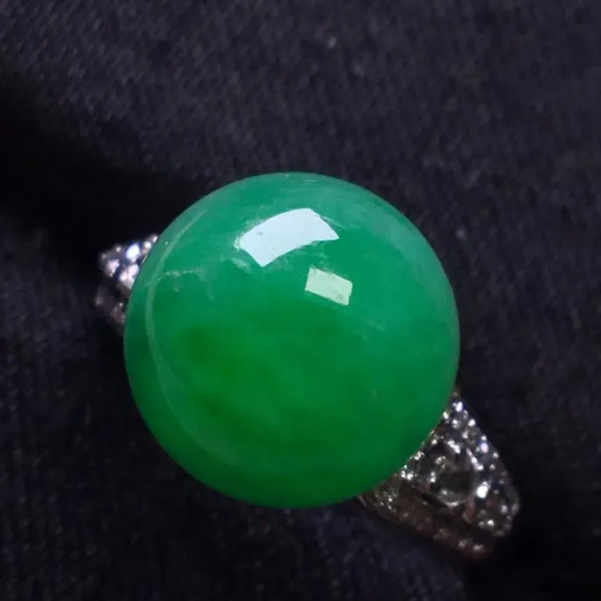 阳绿冰糯种圆珠戒指、真金真钻镶嵌，种水好，玉质细腻 .裸石尺寸 12.1*11.3.