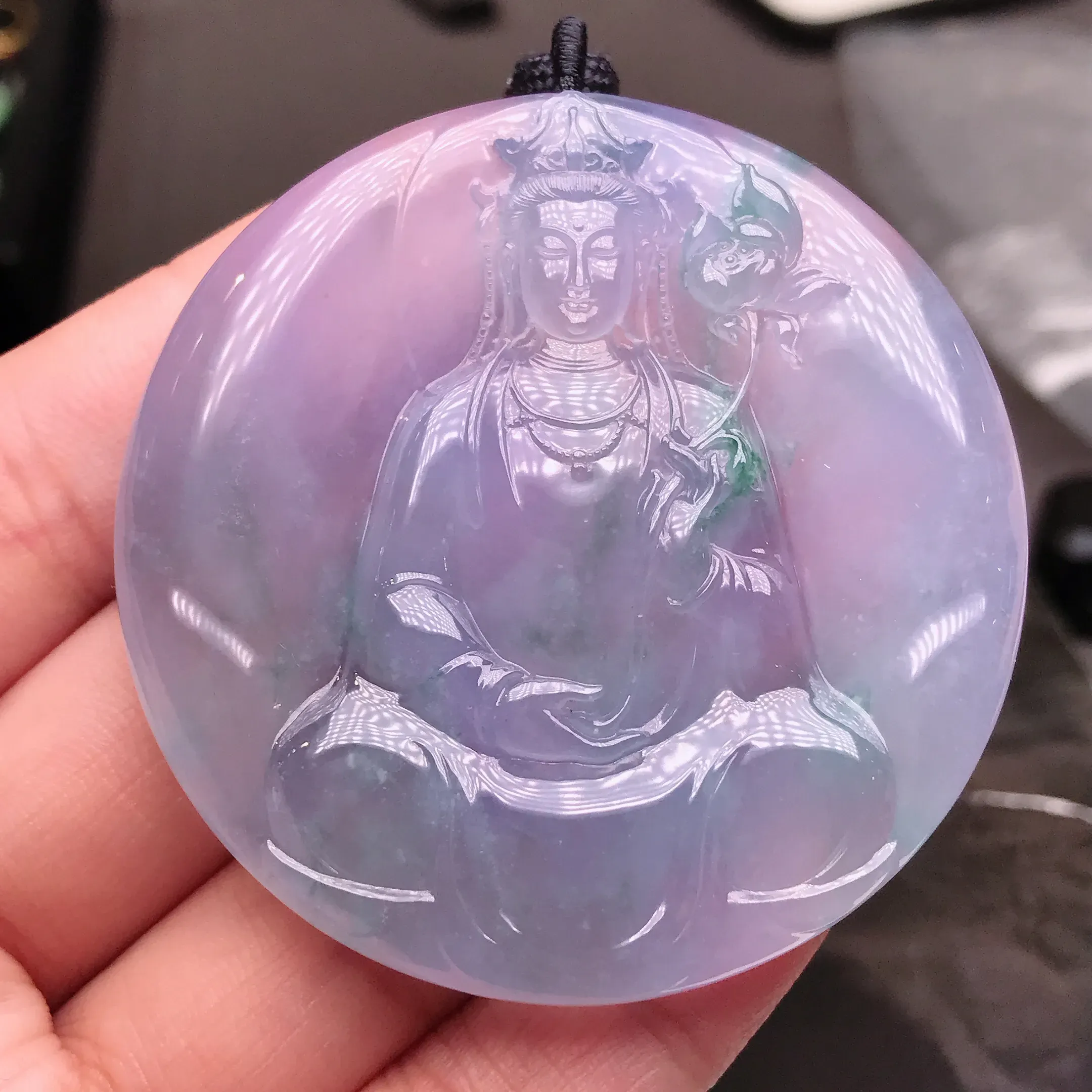 严选推荐观音牌（实物更棒，大尺寸作品，背面无调水工艺），老坑冰种飘花春带彩材料，开脸祥和，细节刻画出色，裸石形体饱满圆润，厚装大件，佩戴效果出众。种水无可挑剔，胶感十足，冰感十足，荧光四射，晶莹剔透，起强钢性、起强玻璃光泽。收藏传世级佳作，值得入手品鉴。裸石尺寸约56.2-56.2-8.6毫米