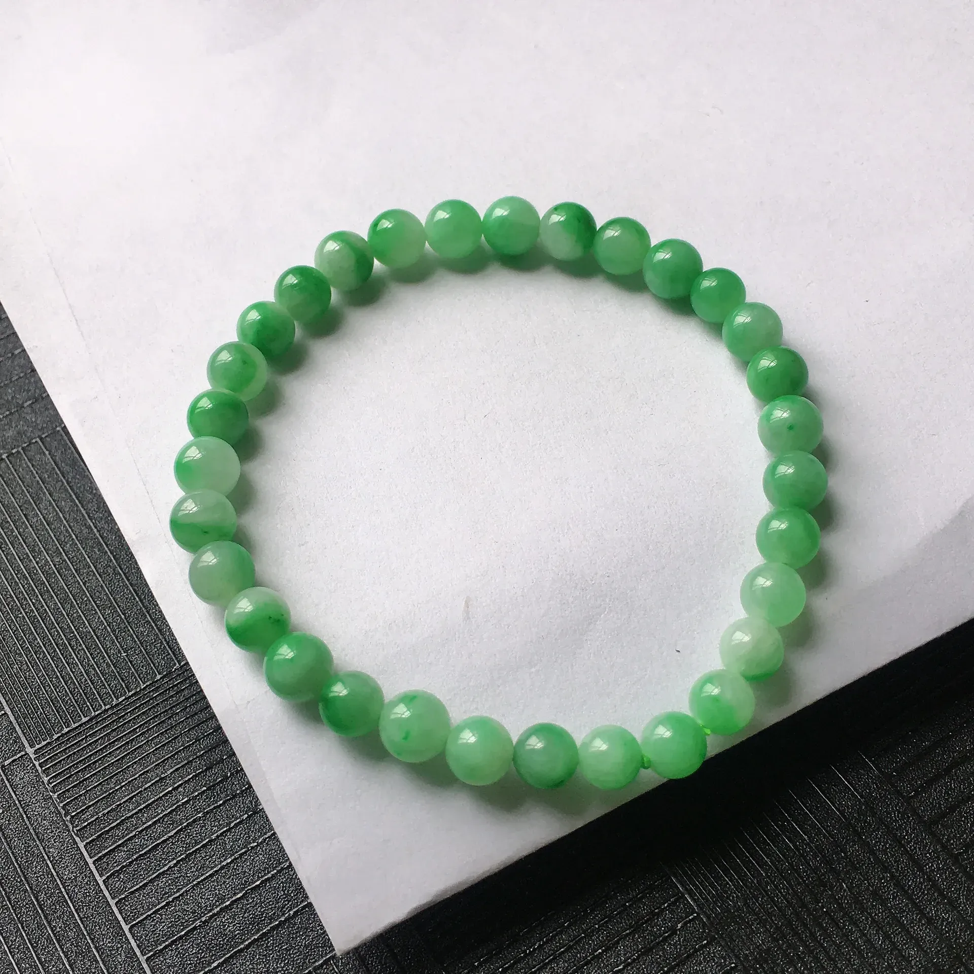 天然A货翡翠满绿圆珠手链，种水好，玉质细腻温润，颜色漂亮。尺寸：取大 5.7mm 取小 5.1mm