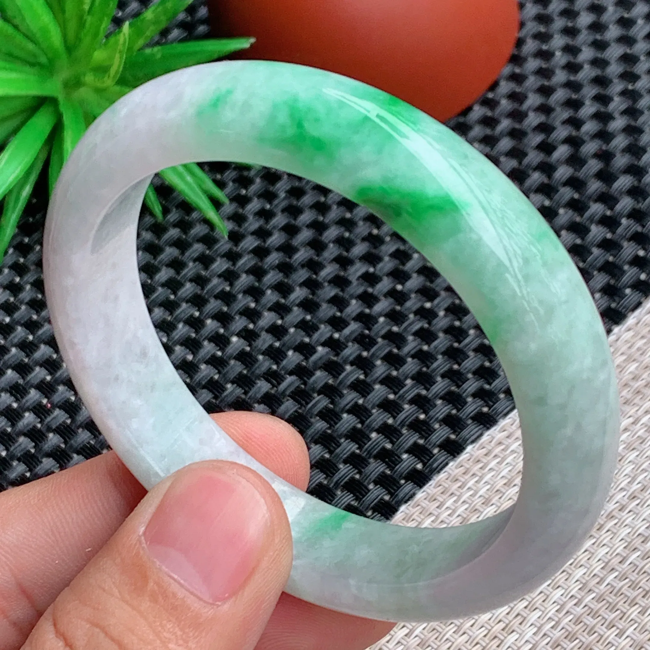 圈口：60.3mm，A货翡翠细腻飘花大圈口宽边手镯、飘花灵动，条形饱满端庄，
