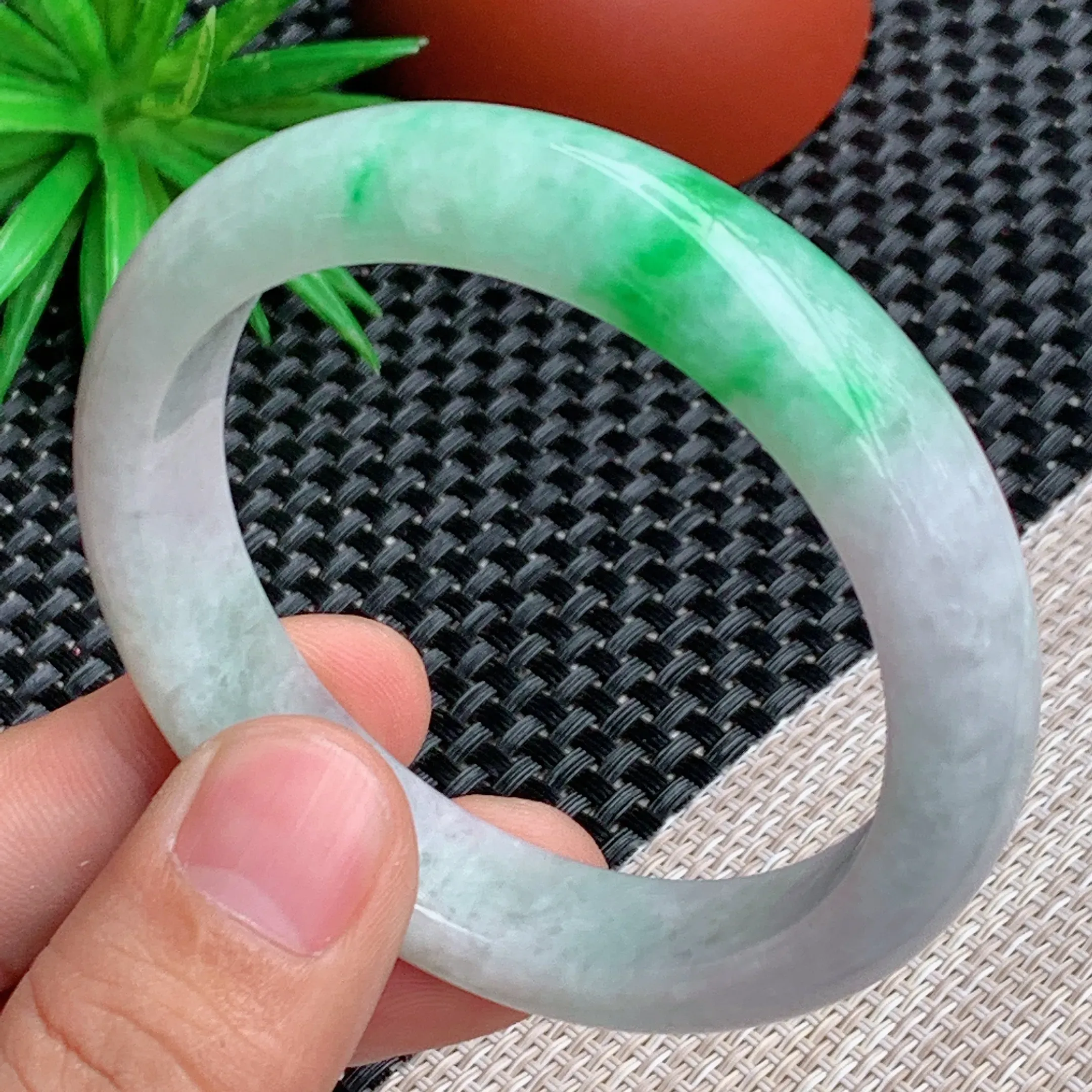 圈口：60.3mm，A货翡翠细腻飘花大圈口宽边手镯、飘花灵动，条形饱满端庄，