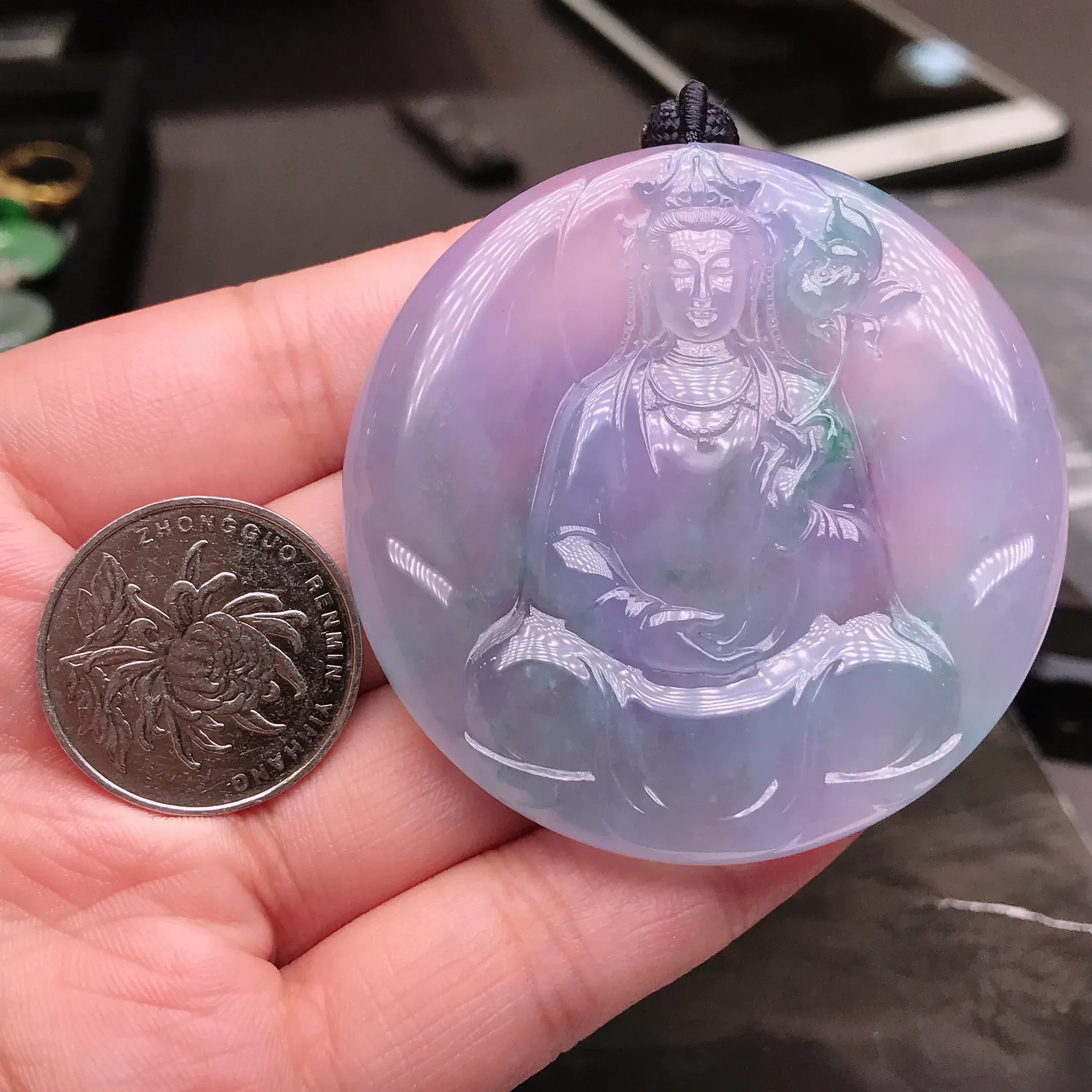严选推荐观音牌（实物更棒，大尺寸作品，背面无调水工艺），老坑冰种飘花春带彩材料，开脸祥和，细节刻画出色，裸石形体饱满圆润，厚装大件，佩戴效果出众。种水无可挑剔，胶感十足，冰感十足，荧光四射，晶莹剔透，起强钢性、起强玻璃光泽。收藏传世级佳作，值得入手品鉴。裸石尺寸约56.2-56.2-8.6毫米